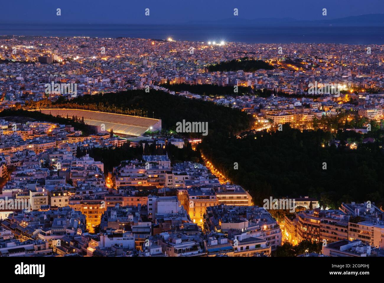 Belle vue nocturne d'Athènes, Grèce avec l'ancien stade panathénaïque restauré de Kallimarmaro. Lieu emblématique du mouvement des Jeux Olympiques Banque D'Images