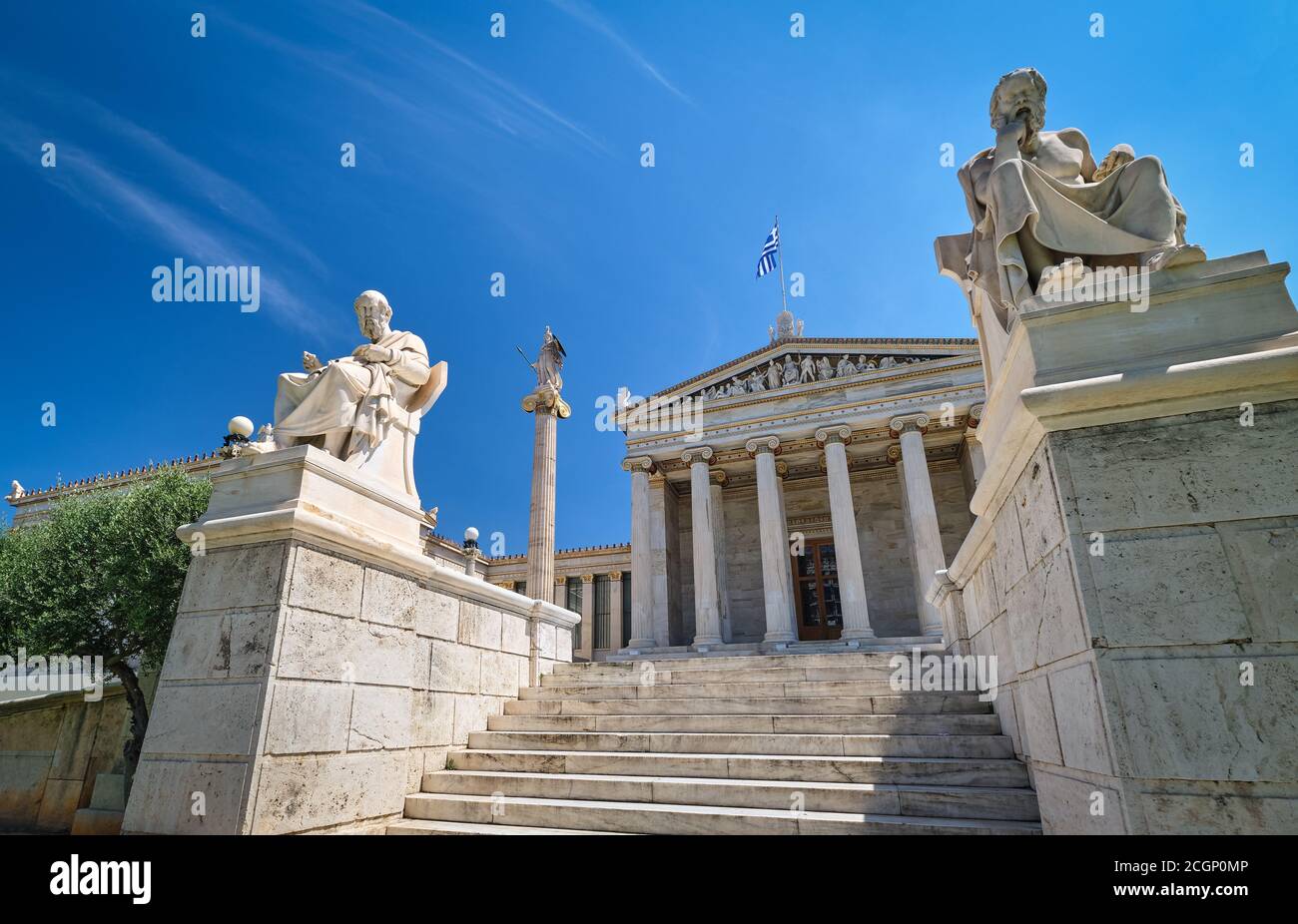 Statues en marbre de Platon et Socrates, philosophes grecs anciens, en chaises, entrée principale de l'Académie d'Athènes, centre national de recherche, Grèce. Banque D'Images