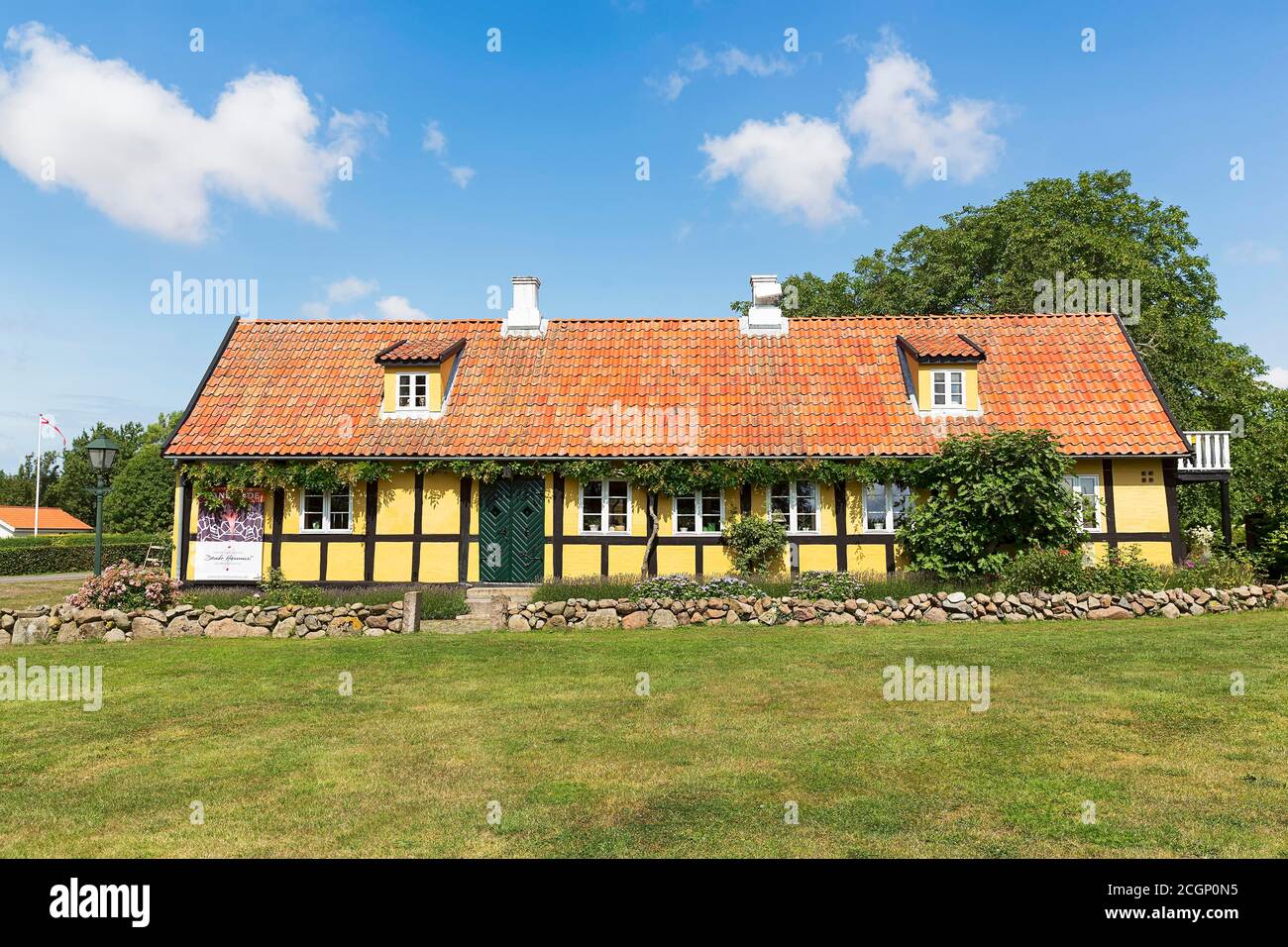 Maison traditionnelle jaune à colombages dans le village de Nyker, Bornholm, Danemark Banque D'Images