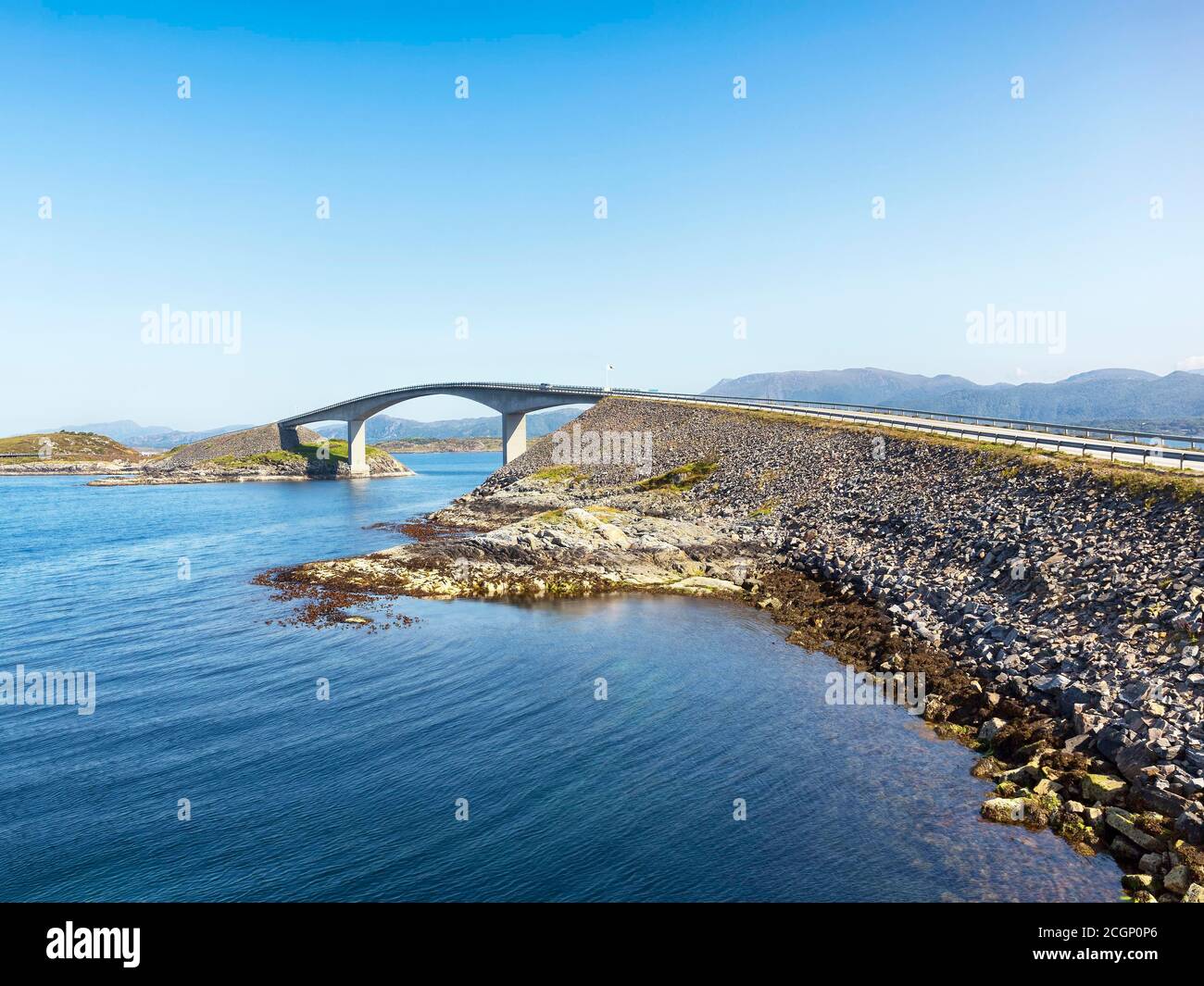 La route passe par un pont moderne, un ciel bleu, une route atlantique, la route du paysage norvégien Atlanterhavsveien, Hustadvika, More og Romsdal, côte atlantique Banque D'Images