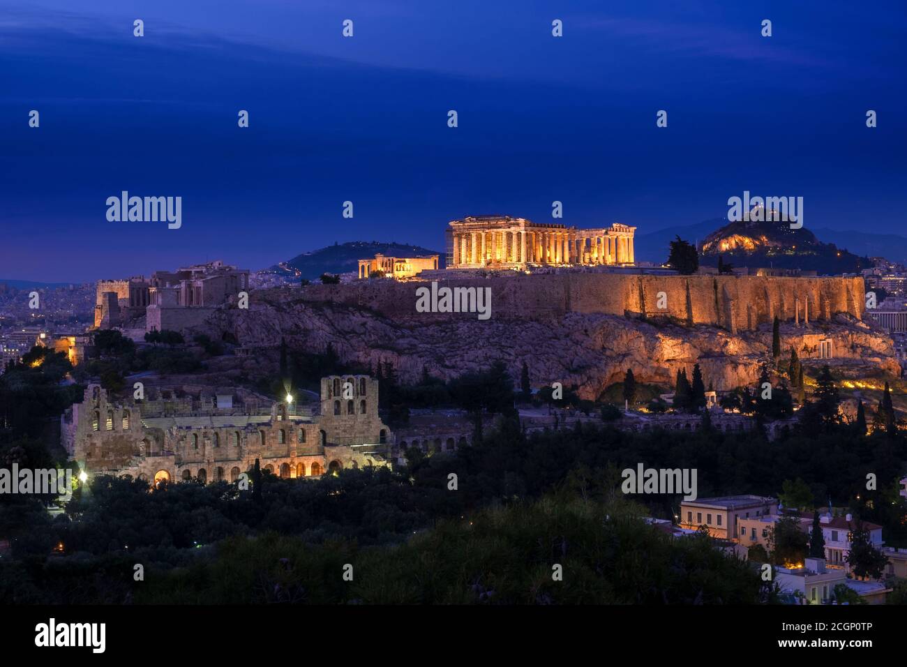 Vue emblématique de la colline de l'Acropole à Athènes, Grèce la nuit. Lumières délicates du théâtre Parthénon et Odéon. Patrimoine mondial de l'UNESCO. Banque D'Images