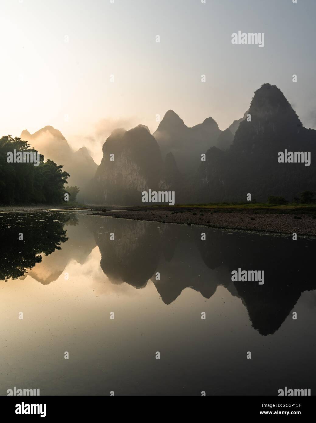 Montagnes karstiques chinoises sur le fleuve Yangshuo au lever du soleil, Guilin, Chine Banque D'Images