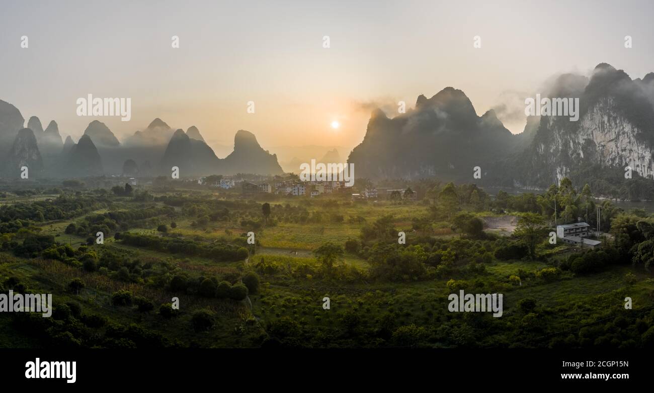 Montagnes karstiques chinoises près de Yangshuo au lever du soleil, Guilin, Chine Banque D'Images
