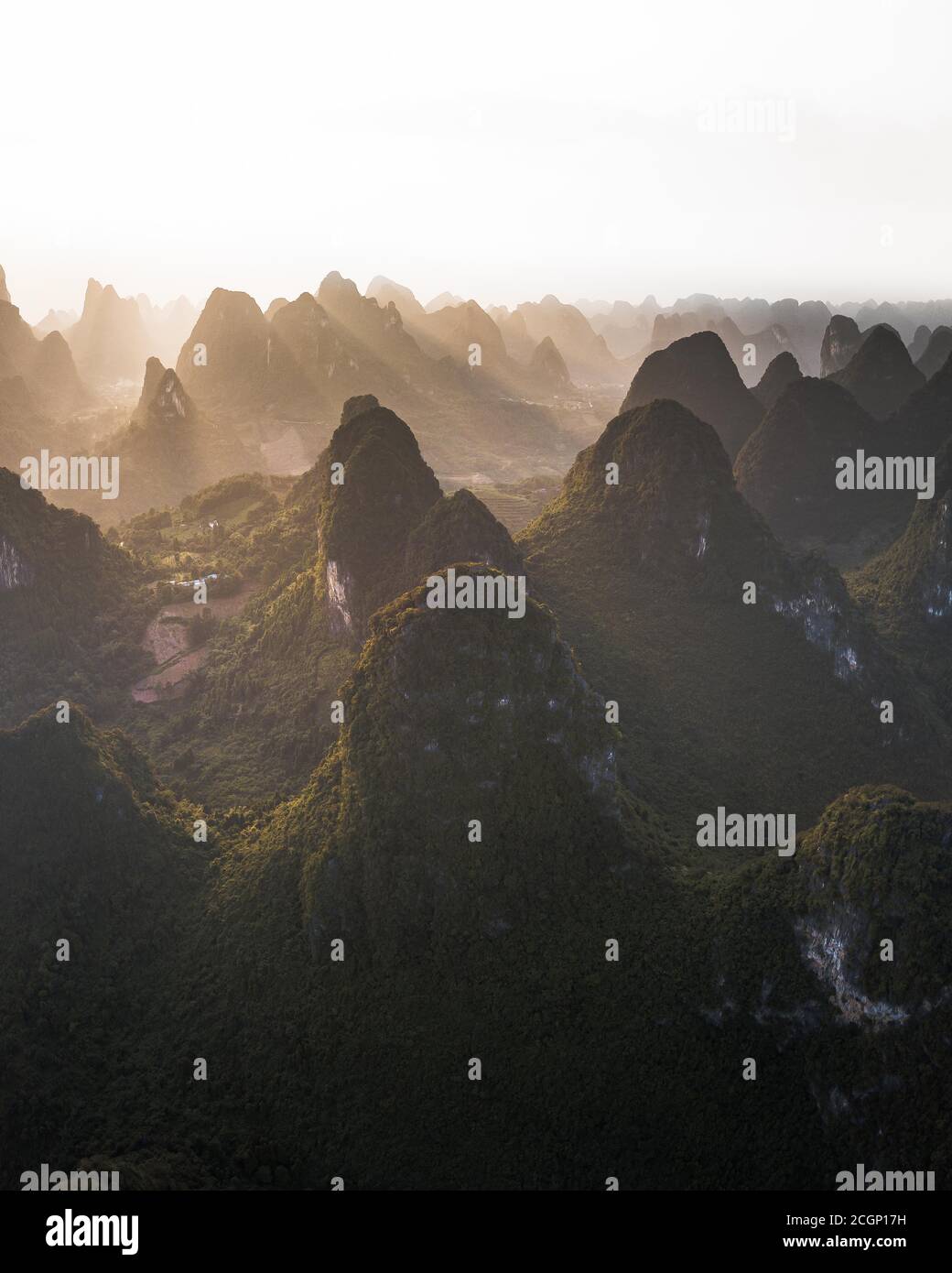 Montagnes karstiques chinoises près de Yangshuo au lever du soleil, Guilin, Chine Banque D'Images