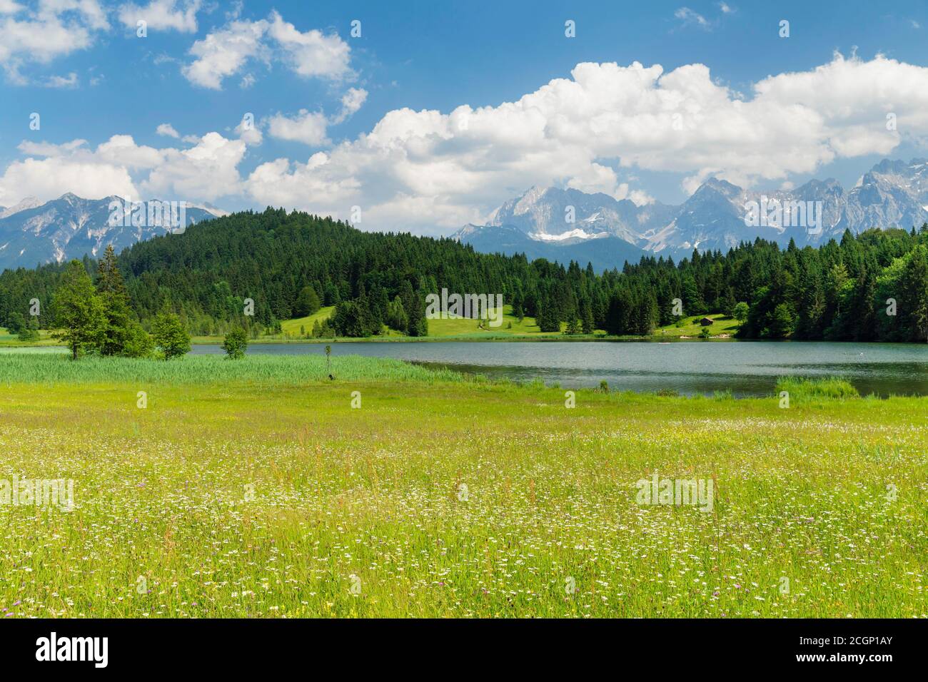 Geroldsee contre les monts Karwendel près de Klais, haute-Bavière, Bavière, Allemagne Banque D'Images