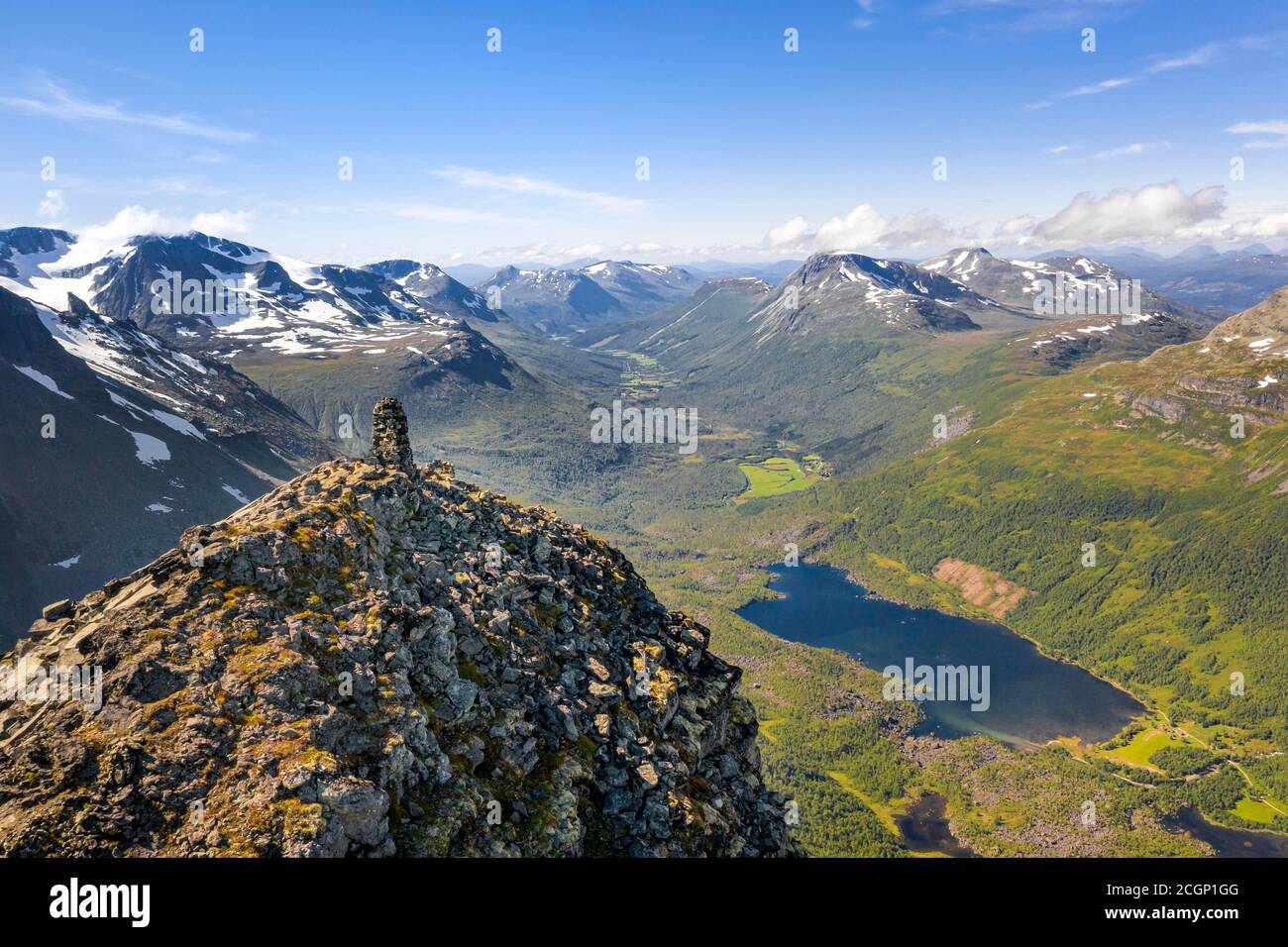 Vue aérienne, Innerdalstarnet, sommet et vue sur le lac Innerdalsvatna, Innerdalen, région de montagne Trollheimen, Sunndal, More og Romsdal, Norvège Banque D'Images