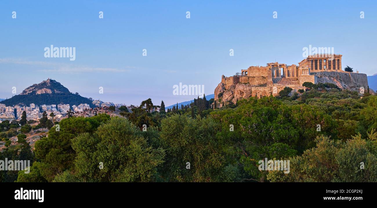 Vue sur la colline de l'Acropole et la colline du Lycabette en arrière-plan à Athènes, Grèce depuis la colline de Pnyx dans le ciel doux de coucher de soleil d'été. Banque D'Images