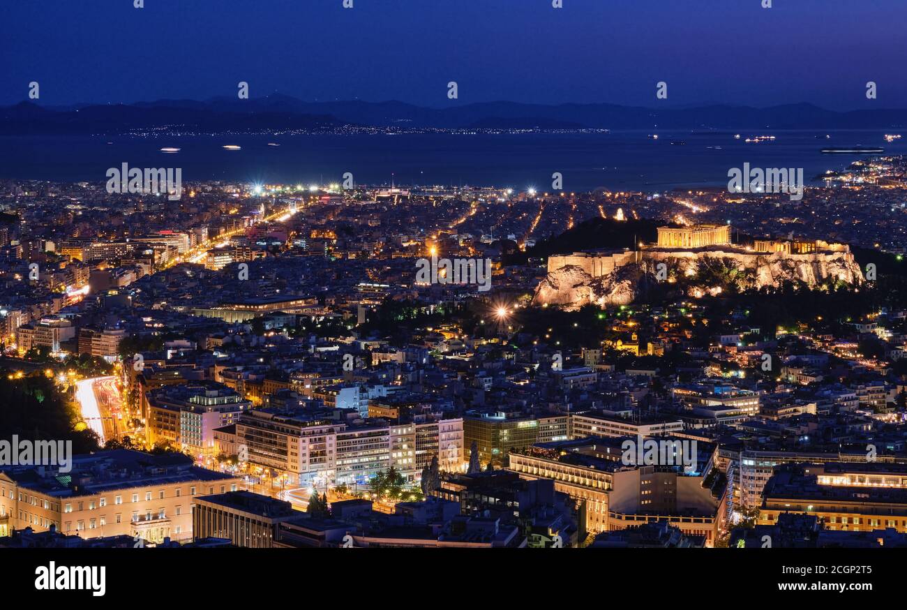 Vue de nuit sur Athènes et l'Acropole, Parthénon et Erechtheion, Parlement hellénique dans les lumières de la ville. Célèbre vue emblématique du site classé au patrimoine mondial de l'UNESCO. Banque D'Images