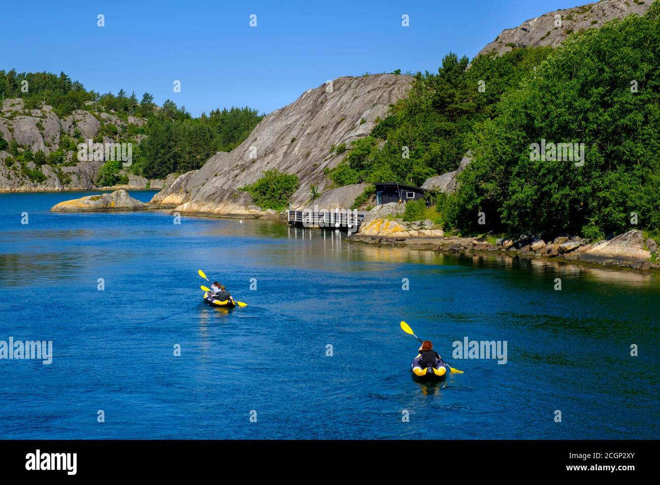 Kayakiste, canoéiste, île de Maloen, archipel, province de Bohuslaen, province de Vaestra Goetalands laen, sud de la Suède, Suède Banque D'Images