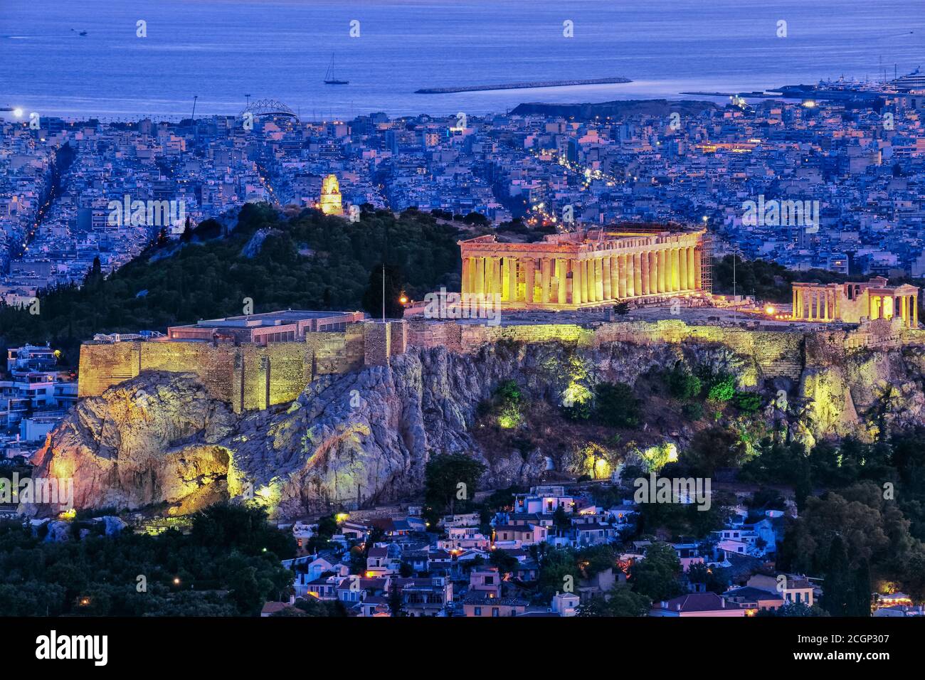 Vue rapprochée de la colline de l'Acropole avec Parthénon et Erechtheion et monument Philopapos la nuit, Athènes, Grèce. Patrimoine mondial de l'UNESCO. Banque D'Images
