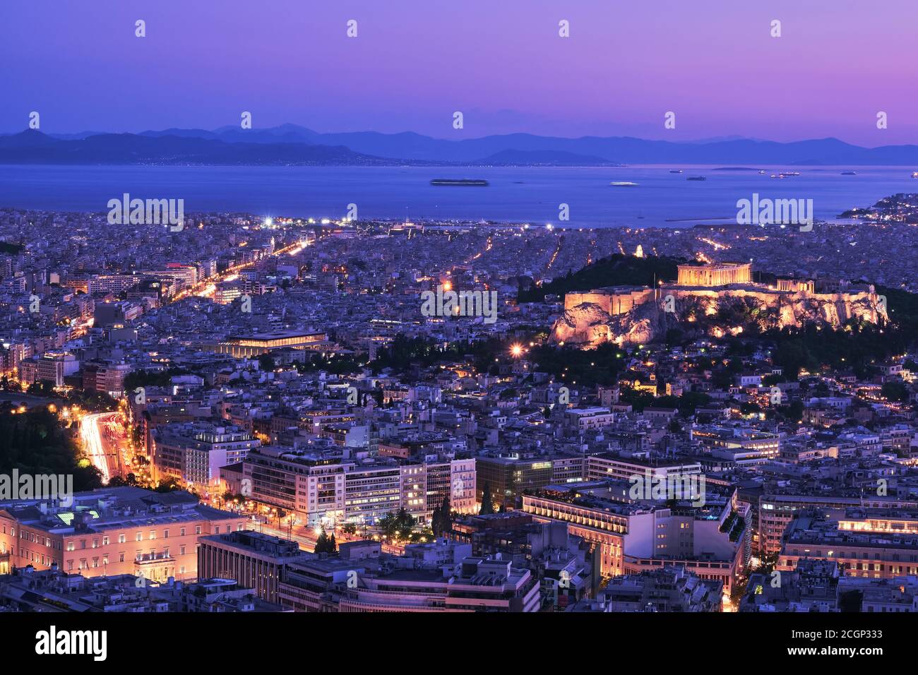 Vue panoramique nocturne d'Athènes et de l'Acropole prise de vue depuis la colline du Lycabette au crépuscule. Parthénon et Erechtheion illuminés par de superbes lumières de nuit. Saronique Banque D'Images