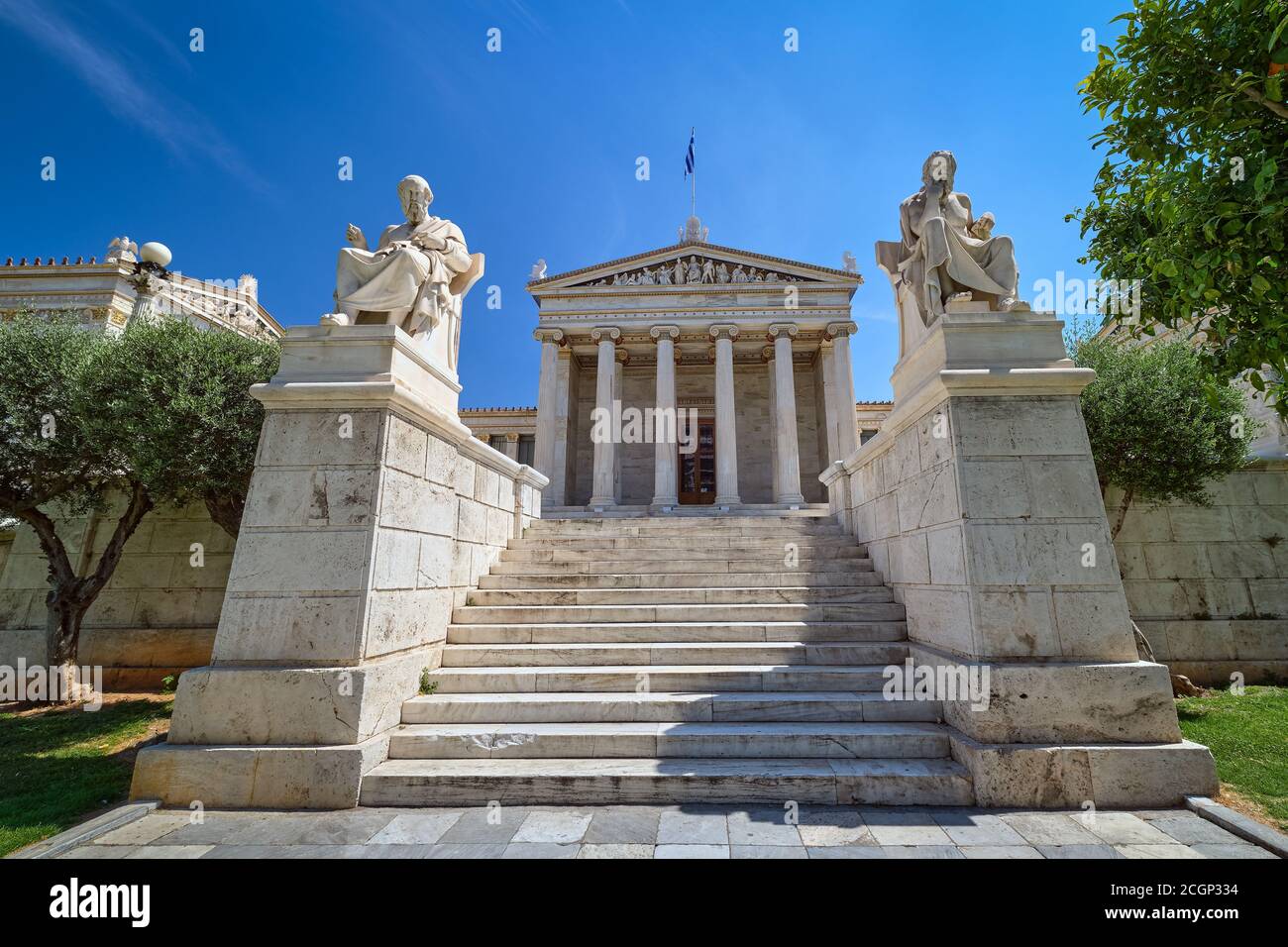 Statues en marbre de Platon et Socrates, philosophes grecs anciens, en chaises, entrée principale de l'Académie d'Athènes, centre national de recherche de la Grèce. Banque D'Images