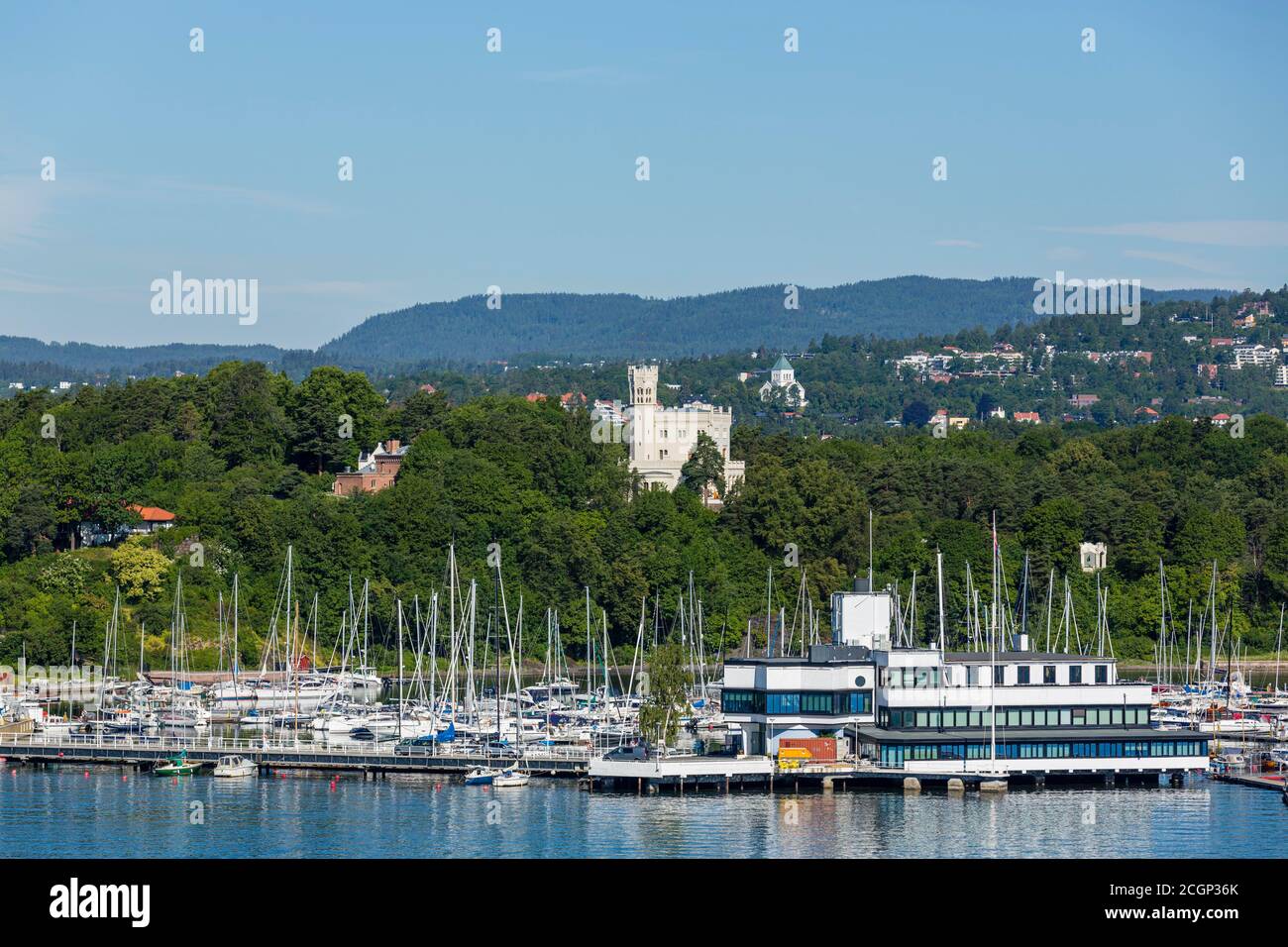 Château d'Oskarmath (Oscarwhth), château sur la péninsule de Bygdoy, bâtiment néo-gothique séculaire, en face de son clubhouse Dronningen, Royal Norvégien Banque D'Images