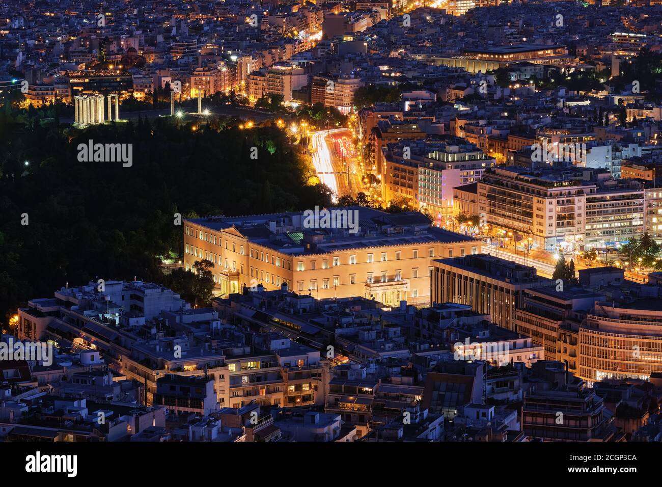 Vue de nuit Parlement hellénique dans la place Syntagma lumineuse et les ruines du temple de Zeus olympique derrière elle tiré de la colline de Lycabette, Banque D'Images