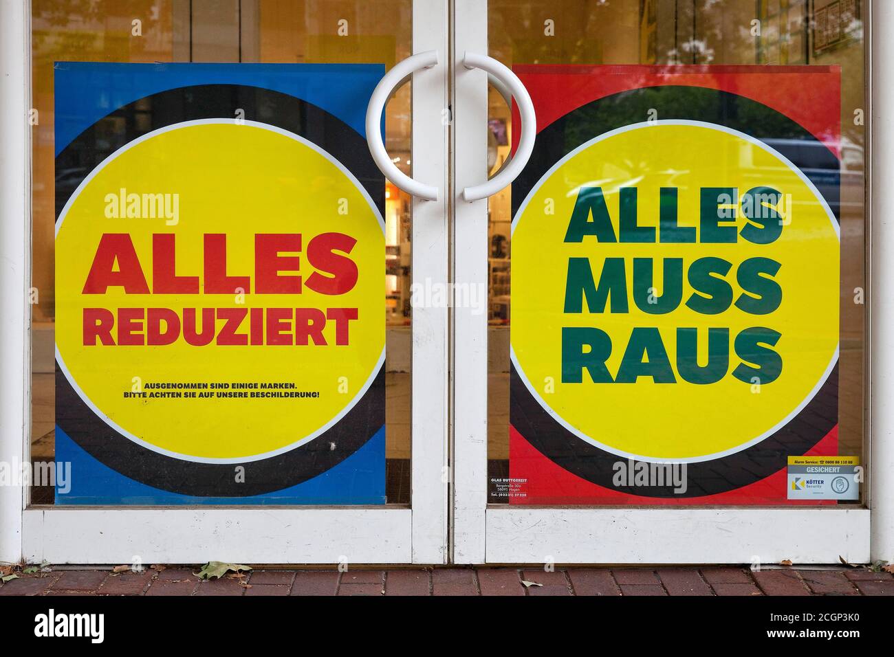 Entrée à une boutique, affiches tout réduit et tout doit sortir, Witten, Rhénanie-du-Nord-Westphalie, Allemagne Banque D'Images