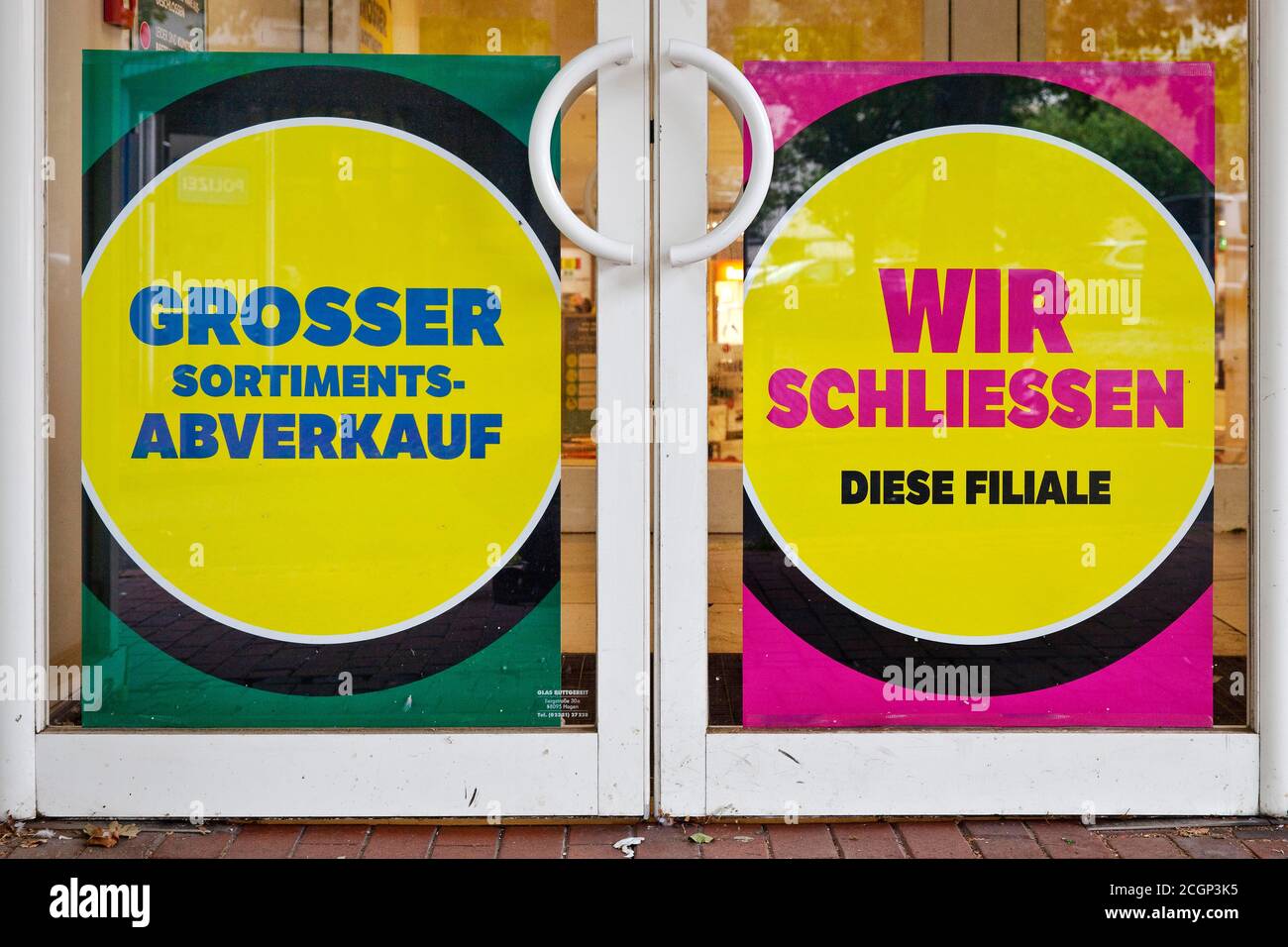 Entrée à un magasin, affiche un grand assortiment de marchandises et nous fermons cette succursale, Witten, Rhénanie-du-Nord-Westphalie, Allemagne Banque D'Images