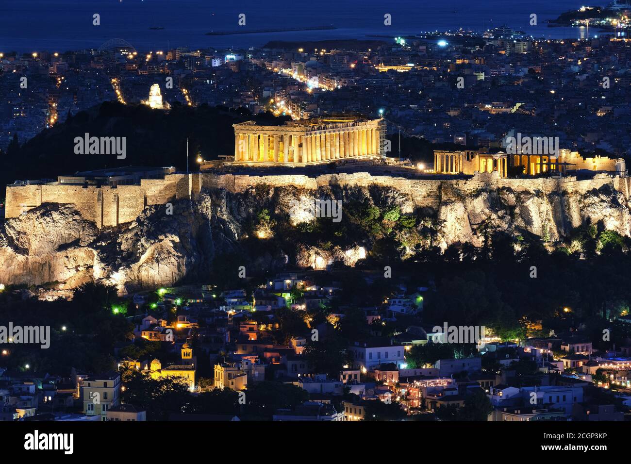 Vue rapprochée de l'Acropole Parthénon et Erechtheion, monument Philopapos la nuit. Lumières de la ville d'Athènes. Célèbre vue emblématique du patrimoine mondial de l'UNESCO. Banque D'Images