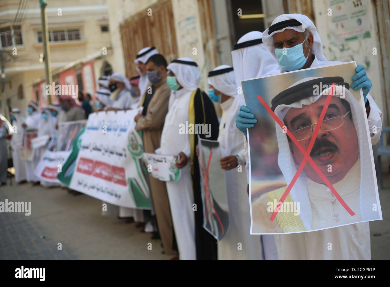 Centre de la bande de Gaza, bande de Gaza, Palestine. 12 septembre 2020. Les Palestiniens du centre de la bande de Gaza prennent part à des protestations contre l'« accord de paix » entre Bahreïn et Israël, Israël et l'État du Golfe de Bahreïn ont conclu un accord historique pour normaliser pleinement leurs relations, a annoncé le président américain Donald Trump. Crédit : Mahmoud Khatab/Quds Net News/ZUMA Wire/Alay Live News Banque D'Images