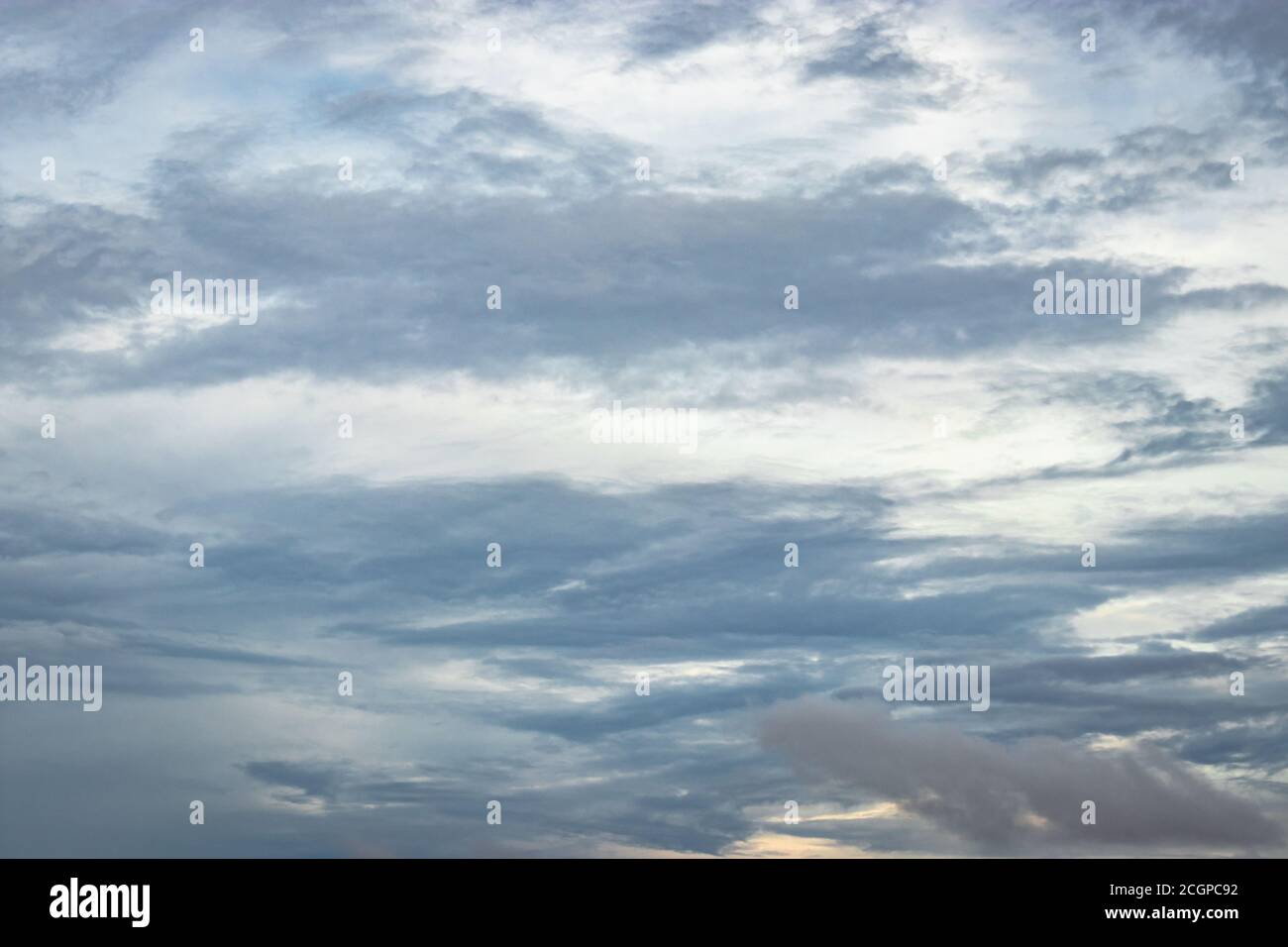 un ciel spectaculaire le soir rempli de nuages est l'image montrant la beauté sereine de la nature. Banque D'Images