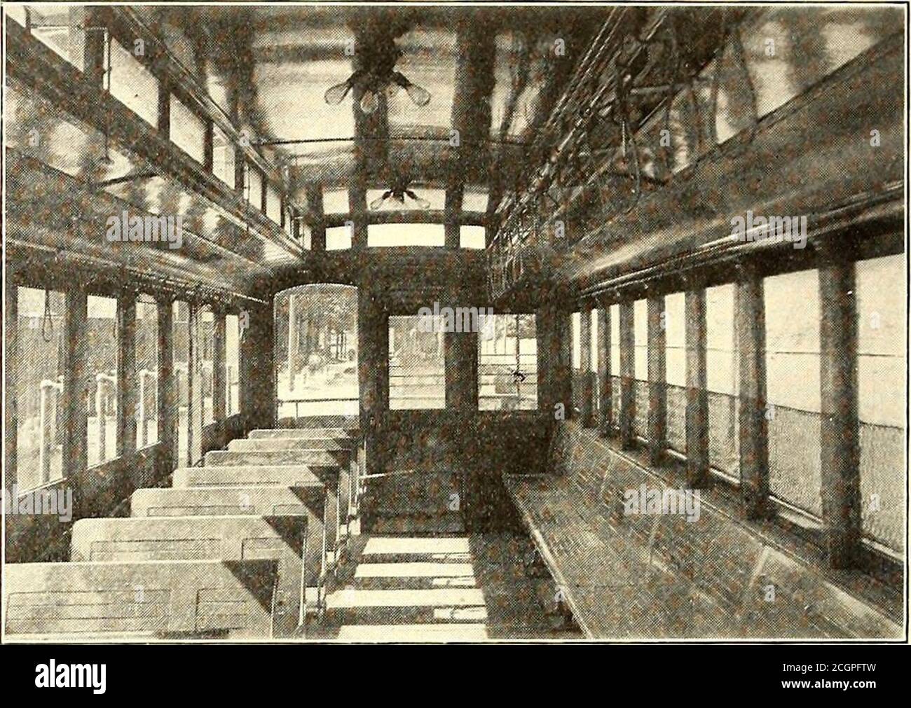 . Le journal de chemin de fer de rue . comme une voiture fermée. Chacun des sièges les plus courts était équipé d'un repose-bras, qui remplace le couplage utilisé lorsque les sections des bancs sont replacées à leur place d'origine pour une utilisation estivale. La disposition de l'intérieur du thécar pour l'hiver est illustrée à la Fig. 2. Le côté gauche de la carbefore à modifier est illustré sur la Fig. 3, alors que le côté gauche de la voiture après modification, et avec les fenêtres en place, est rétréci dans la Fig. 4. On voit que le rail de protection est déposé, que l'écran de protectionest coupé en deux et qu'un seul panneau construit est inséré. TH Banque D'Images