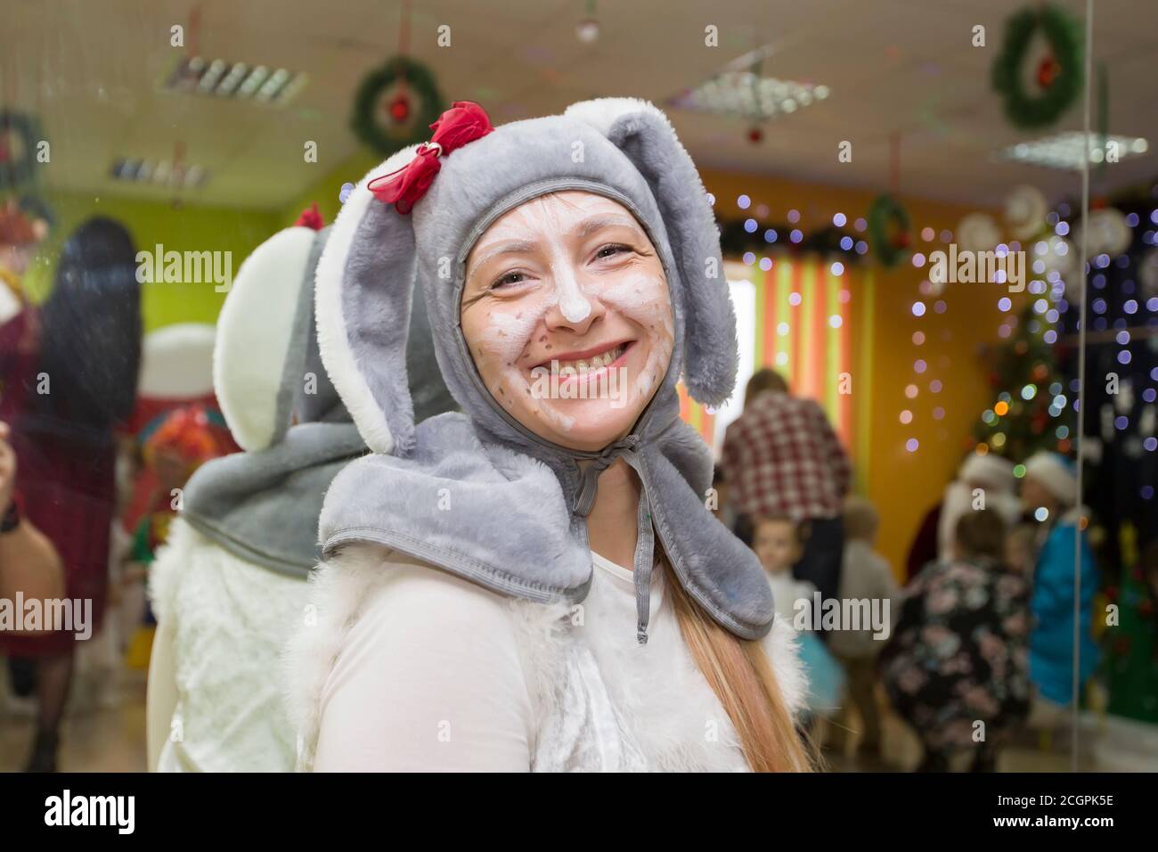Une femme en costume de lapin lors de la fête de Noël. Banque D'Images