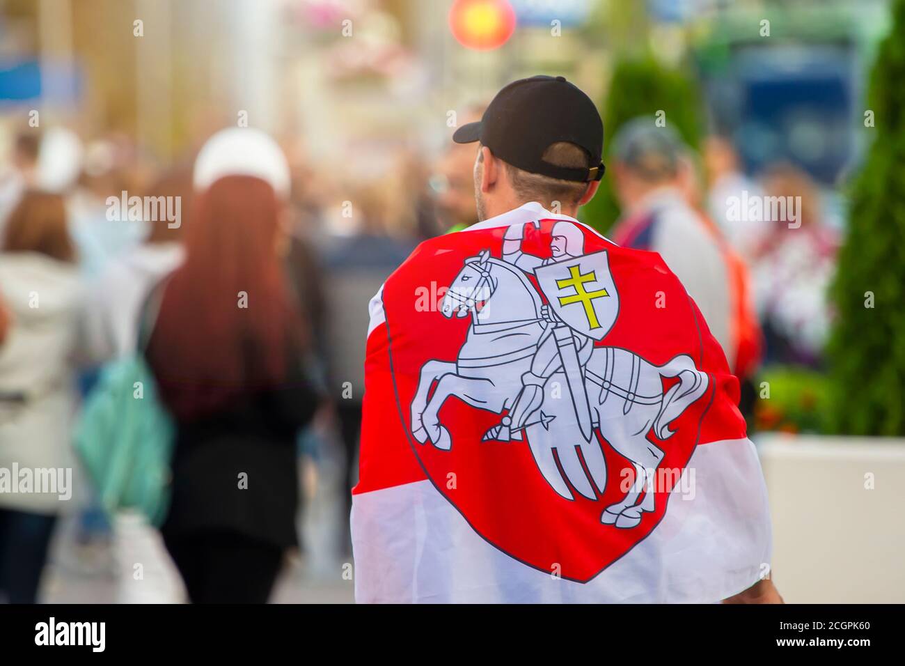 Bélarussien avec le drapeau rouge-blanc national. Banque D'Images