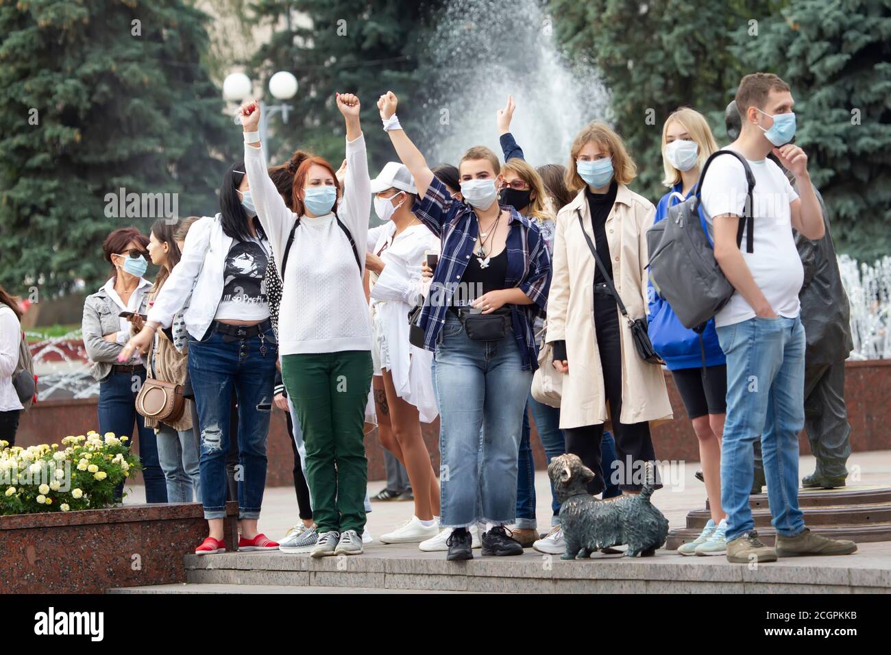Une action pacifique en Biélorussie contre le dictateur. Un groupe de femmes avec leurs mains vers le haut. Banque D'Images