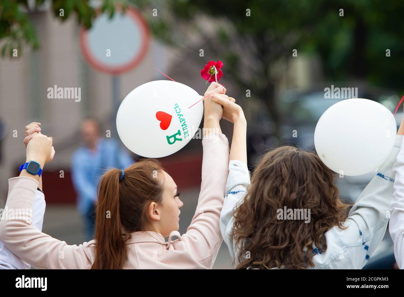 Les femmes avec un ballon, sur lequel est écrit, j'aime la Biélorussie. Banque D'Images