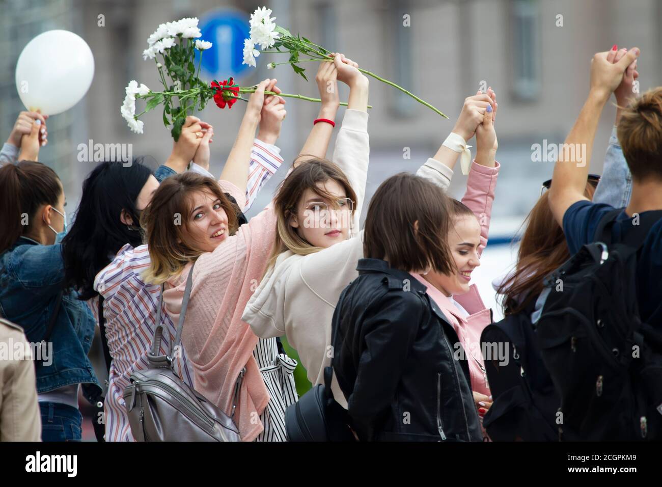 Rassemblement pacifique en Biélorussie contre le dictateur. Un groupe de personnes à la manifestation. Banque D'Images
