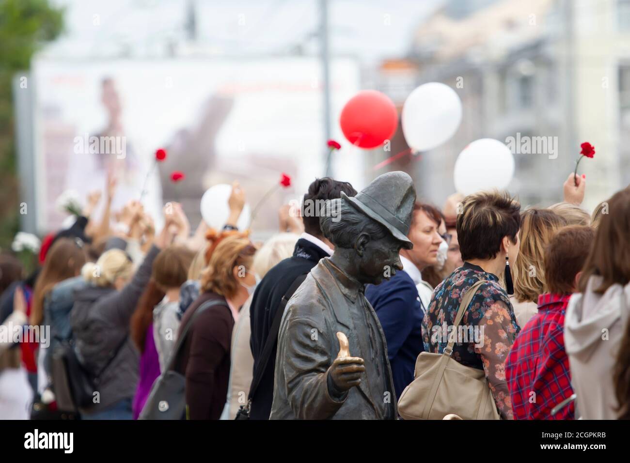 Bélarus, Gomel, 12 août 2020. Les rues de la ville. Protestation populaire contre Lukashenka. Rassemblement pacifique en Biélorussie contre le dictateur. Femmes a Banque D'Images