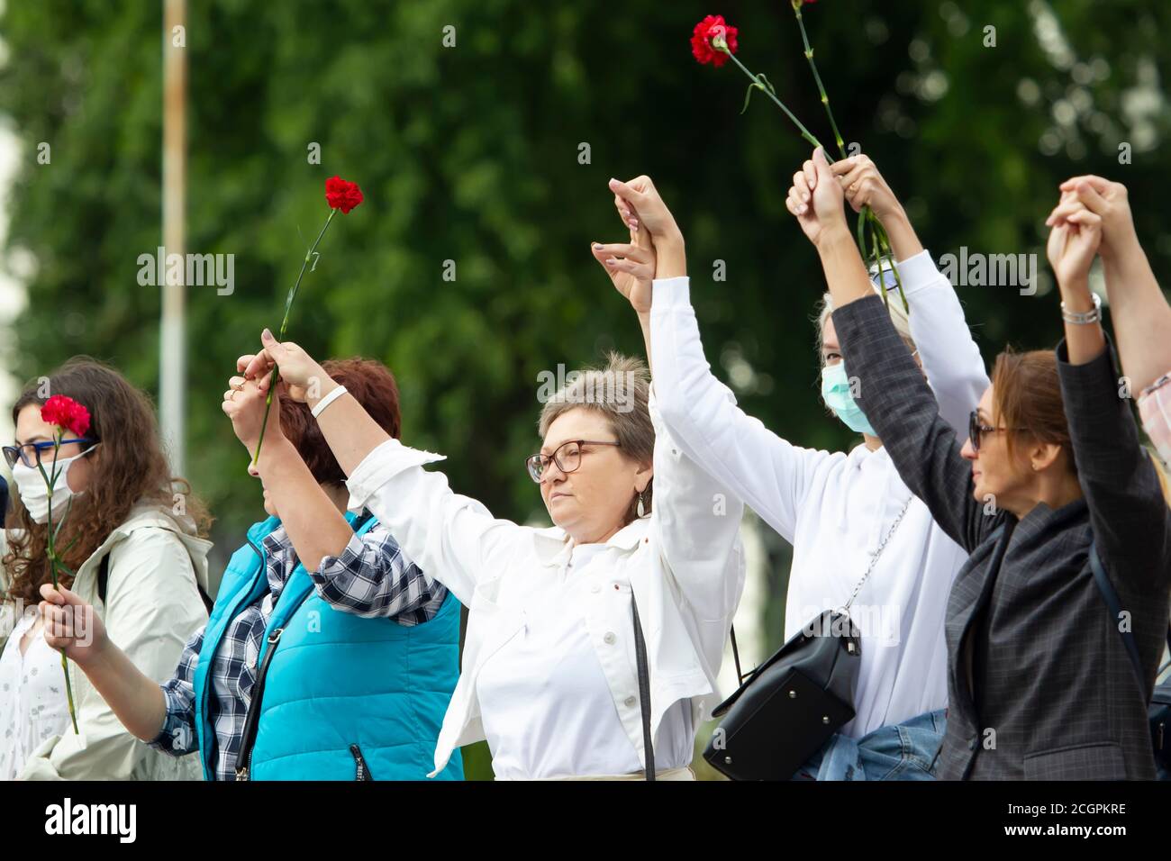 Bélarus, Gomel, 12 août 2020. Les rues de la ville. Protestation populaire contre Lukashenka. Rassemblement pacifique en Biélorussie contre le dictateur. Femmes a Banque D'Images