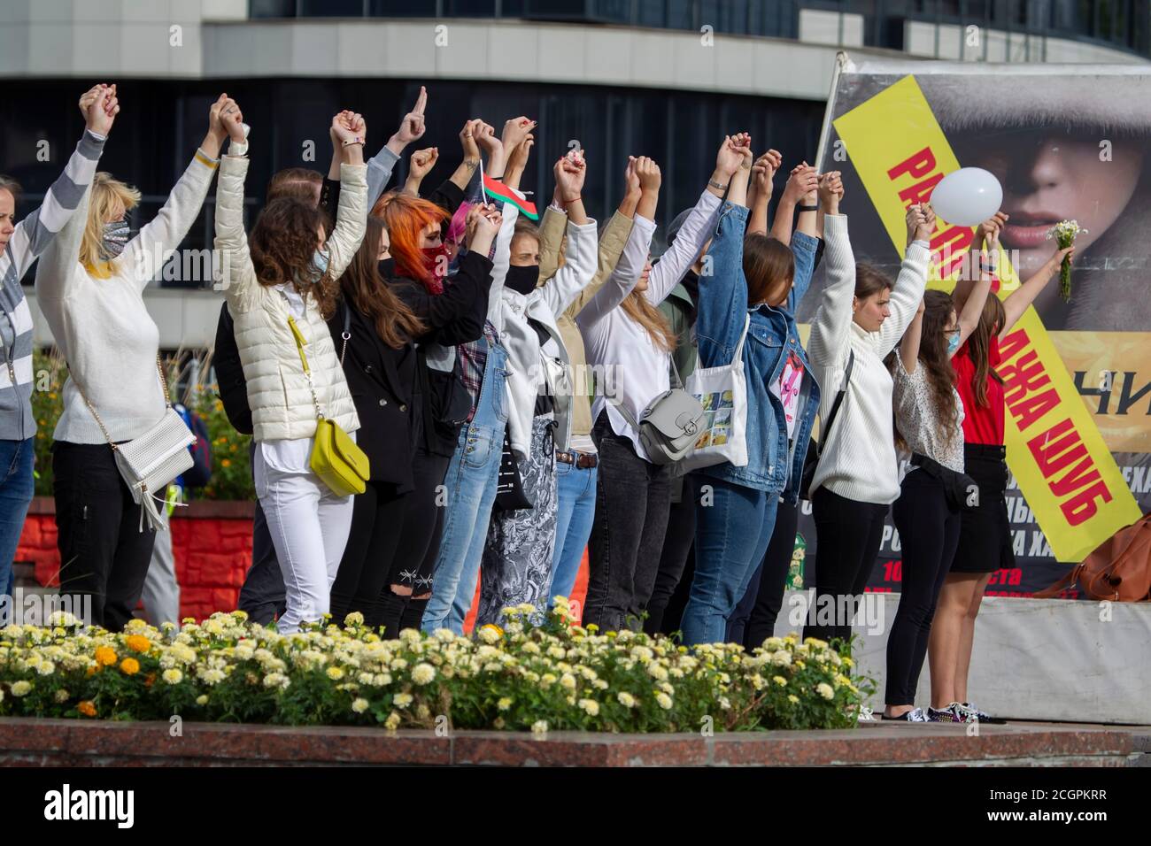 Rassemblement pacifique en Biélorussie contre le dictateur. Des femmes à une manifestation pacifique au Bélarus. Banque D'Images