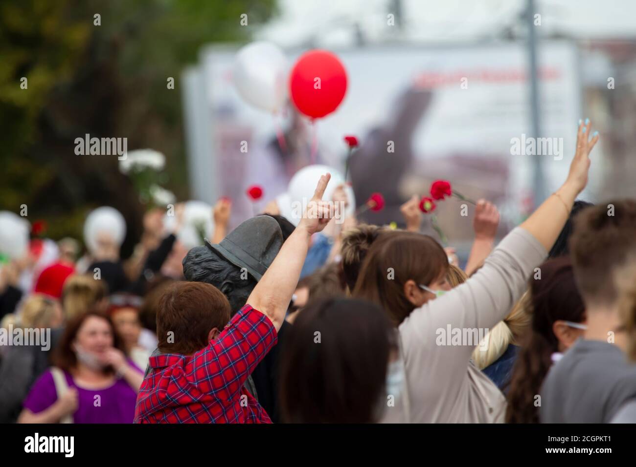 Bélarus, Gomel, 12 août 2020. Les rues de la ville. Protestation populaire contre Lukashenka. Rassemblement pacifique en Biélorussie contre le dictateur. Femmes a Banque D'Images