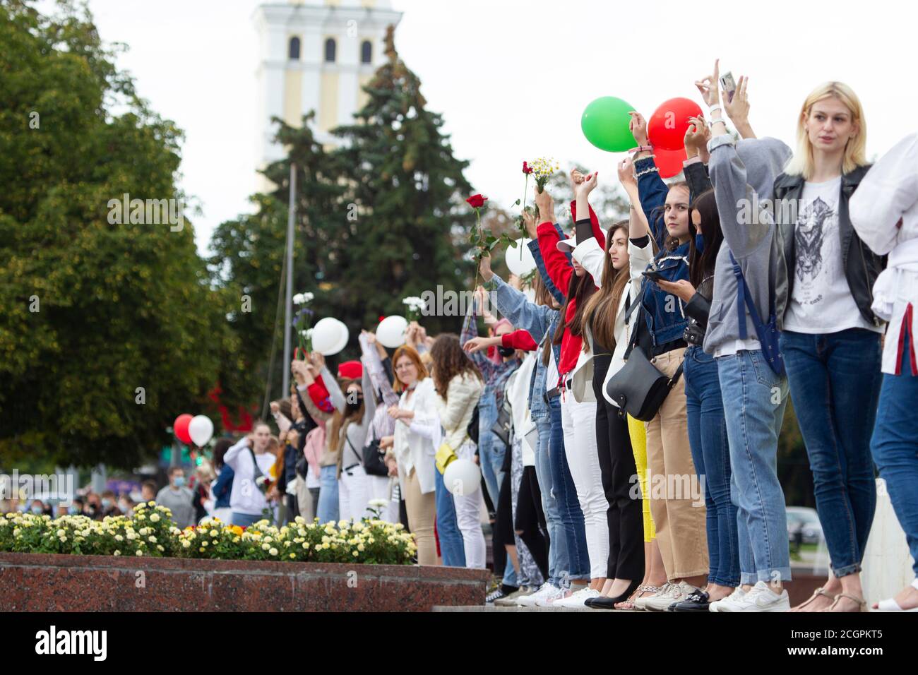 Rassemblement pacifique en Biélorussie contre le dictateur. Des femmes à une manifestation pacifique au Bélarus. Banque D'Images