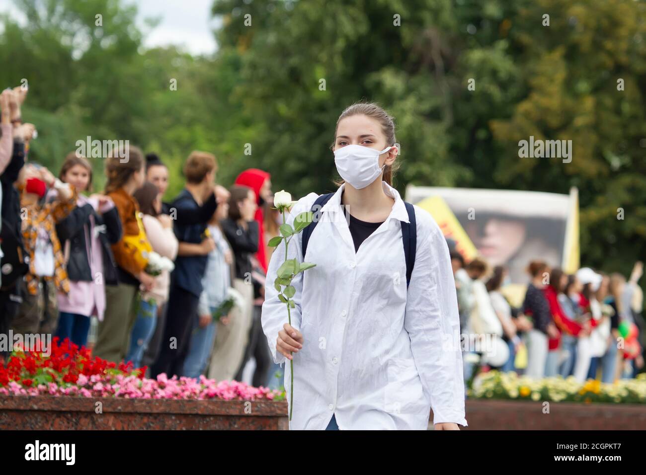 Bélarus, Gomel, 12 août 2020. Les rues de la ville. Protestation populaire contre Lukashenka. Une action pacifique en Biélorussie contre le dictateur. Une fille Banque D'Images