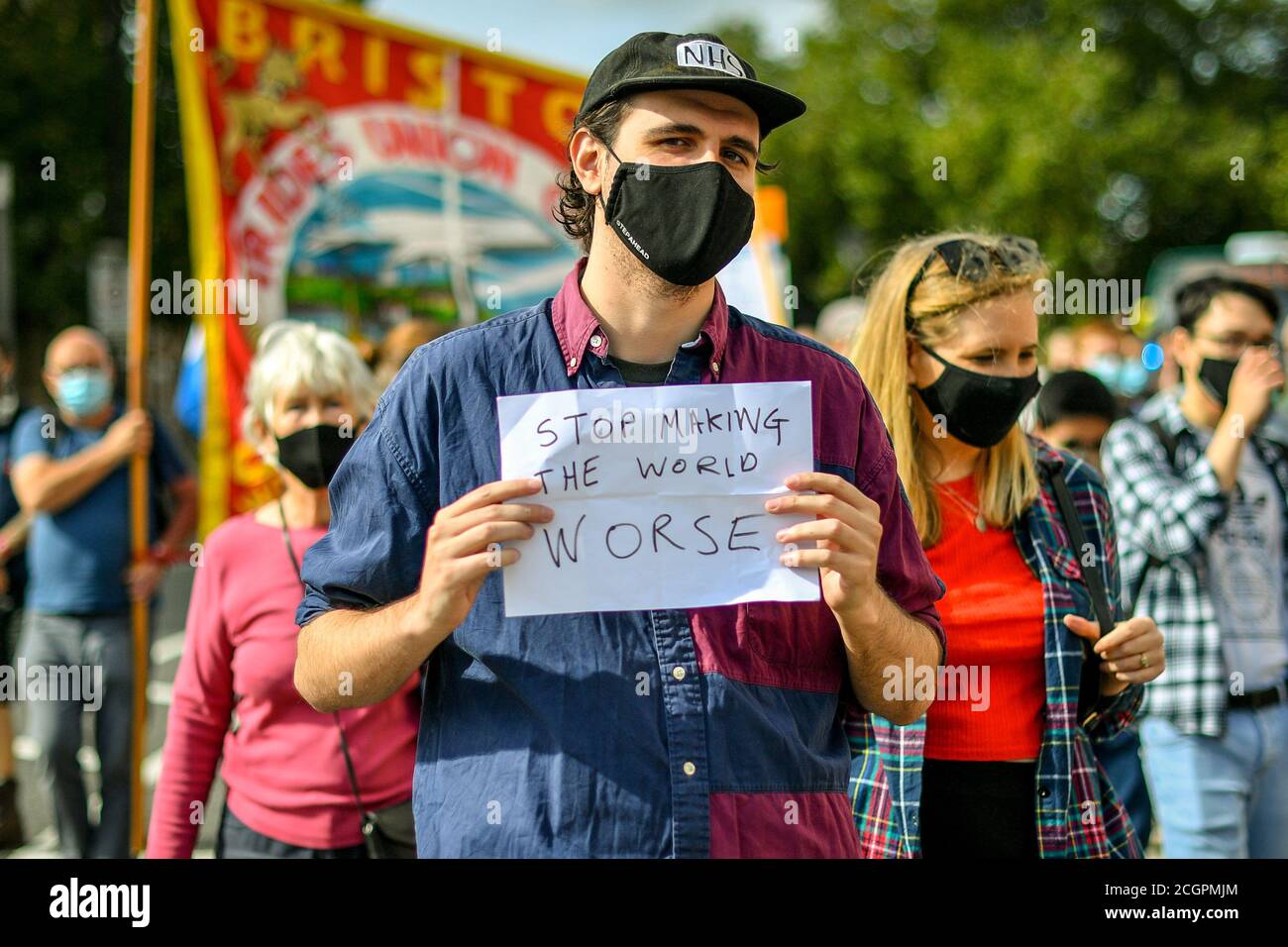 Les gens marchent avec des pancartes dans le centre-ville de Bristol, tandis que des marches et des rassemblements se forment dans tout le pays, appelant à une augmentation de 15% des salaires des travailleurs du NHS et à une augmentation du financement du NHS. Banque D'Images