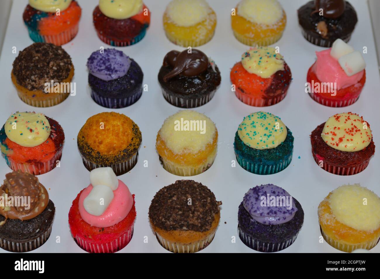 petits gâteaux aux couleurs vives et bonbons colorés Banque D'Images