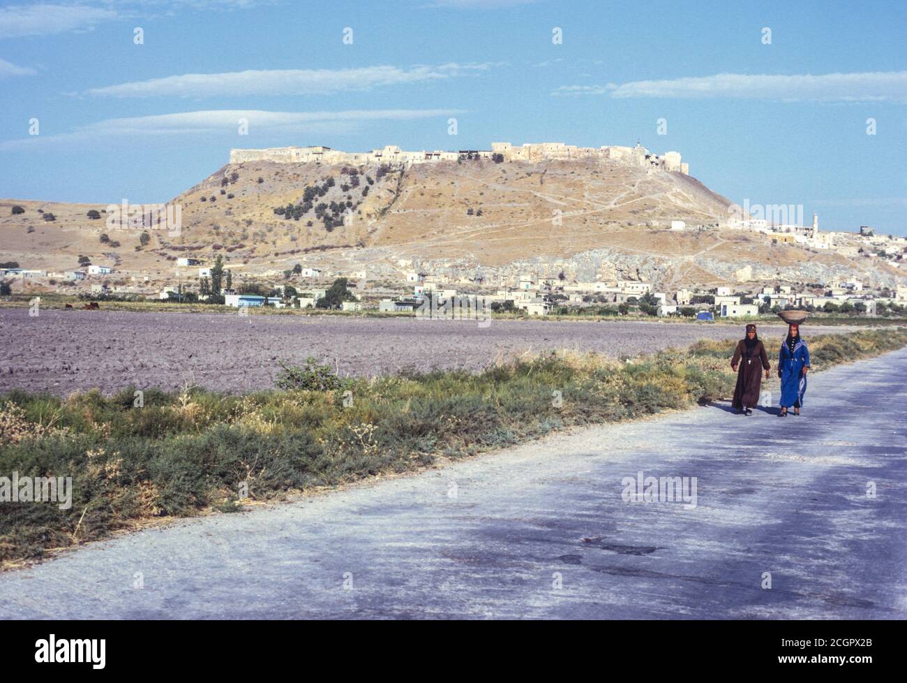 Paysage du nord de la Syrie avec les femmes de village. Photographié octobre 1974. Banque D'Images