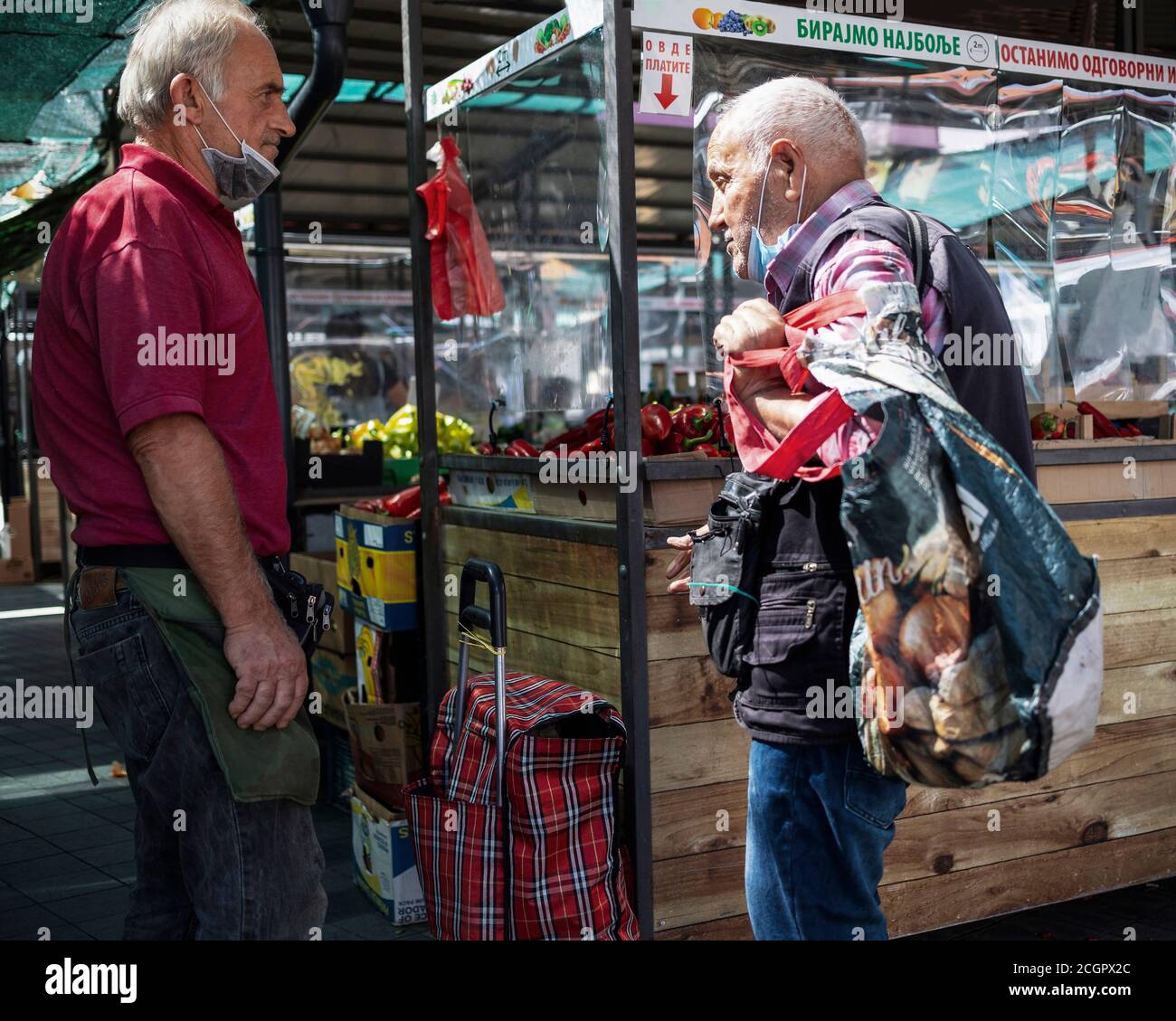 Belgrade, Serbie, 4 septembre 2020 : deux hommes locaux ayant une conversation au marché vert de Zemun Banque D'Images