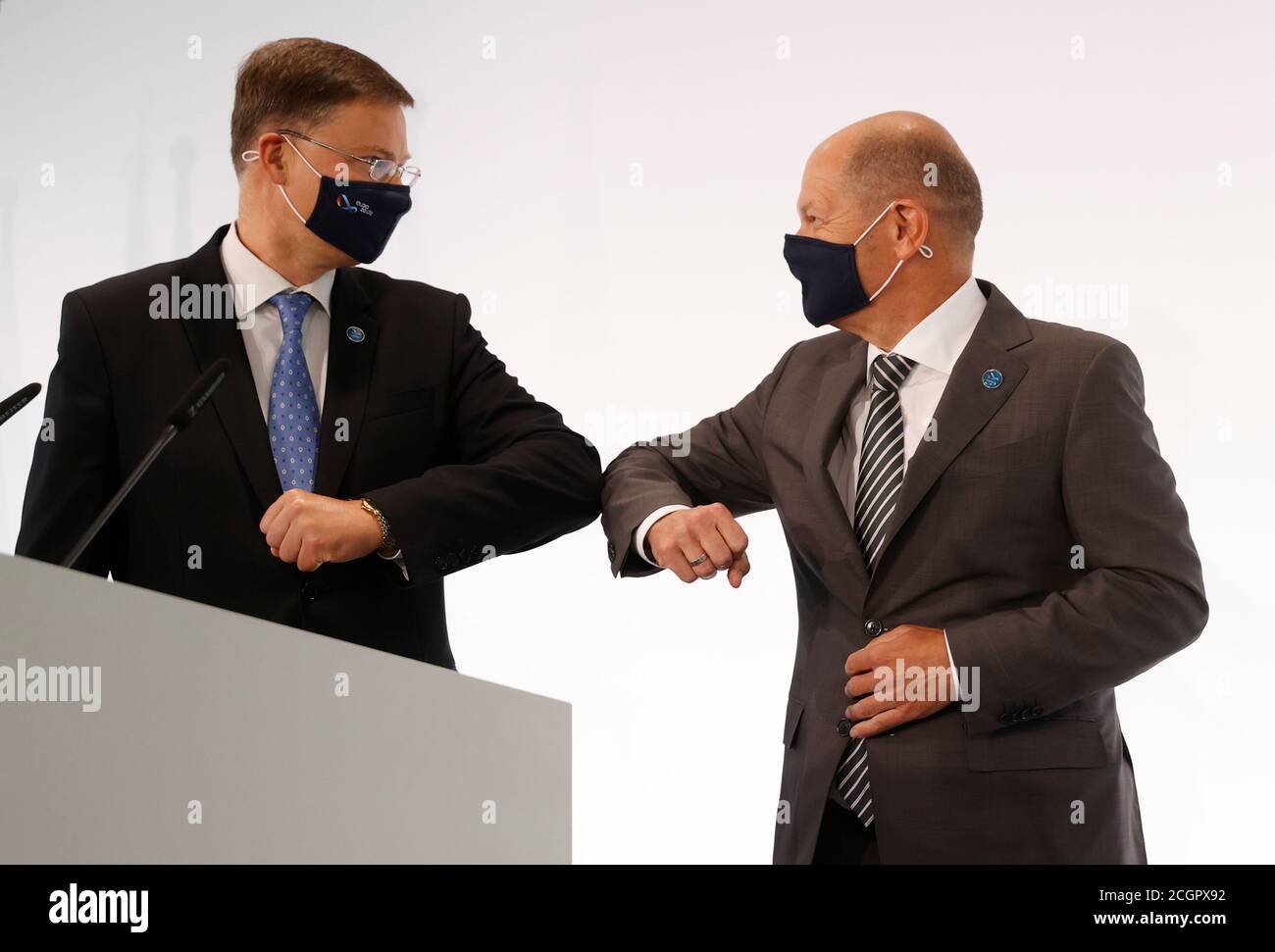 Berlin, Allemagne. 12 septembre 2020. Valdis Dombrovskis (l), vice-président de l'UE et commissaire aux services économiques et financiers, et OLAF Scholz (SPD), ministre fédéral des Finances, se saluent mutuellement avec des coudes avant de prendre position le deuxième jour de la réunion informelle des ministres de l'économie et des finances de l'UE. Crédit : Odd Andersen/AFP/dpa/Alay Live News Banque D'Images