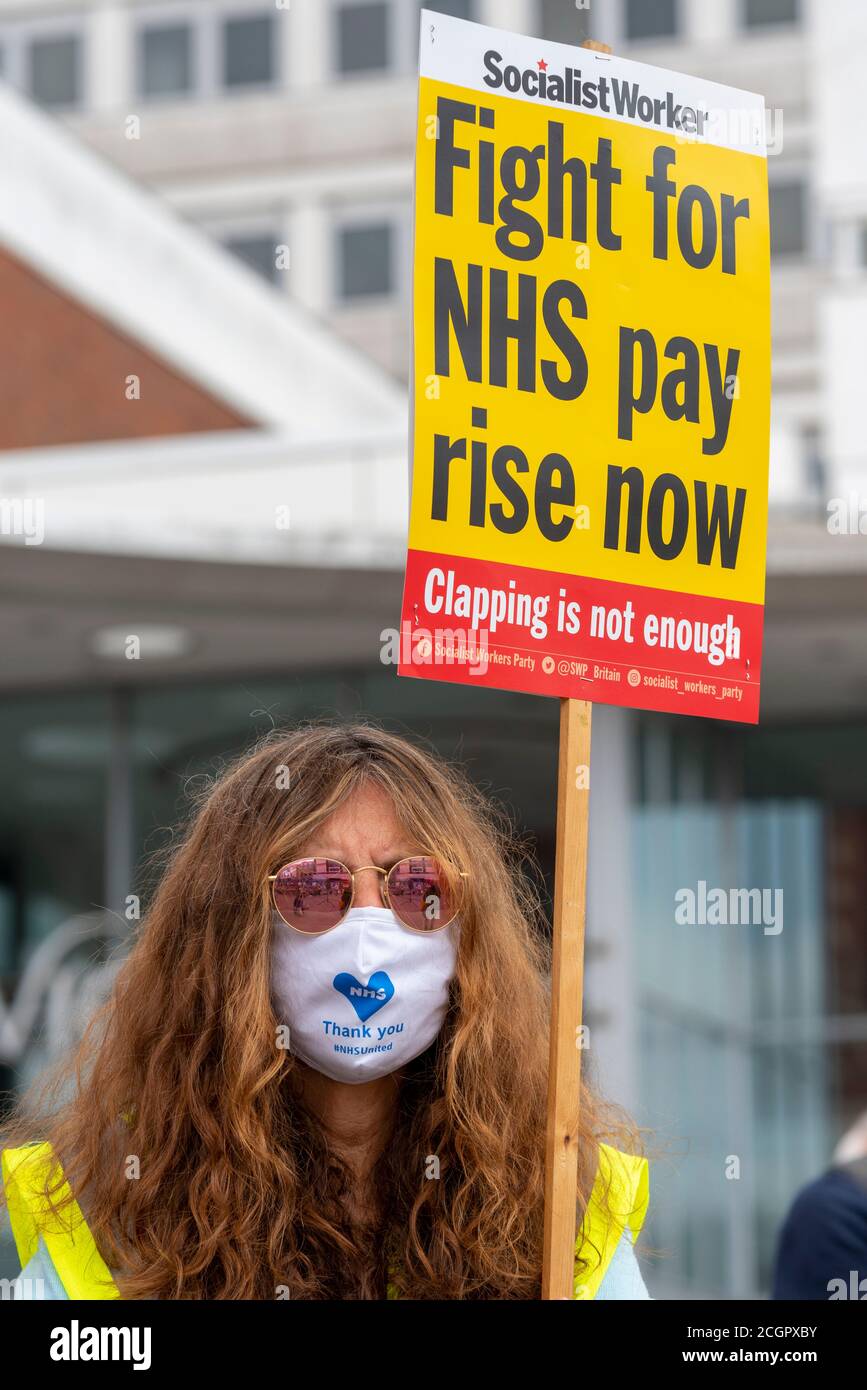 High Street, Southend on Sea, Essex, Royaume-Uni. 12 septembre 2020. Une manifestation a eu lieu dans la High Street de Southend dans le cadre de la journée nationale d'action appelant à une augmentation de 15% du salaire du personnel du NHS. Initialement prévue comme une marche, la manifestation a pris la forme d'une manifestation socialement distancée pour se conformer aux directives révisées. Une minute de silence a été tenue pour les travailleurs de soins perdus à cause du virus COVID-19 Banque D'Images