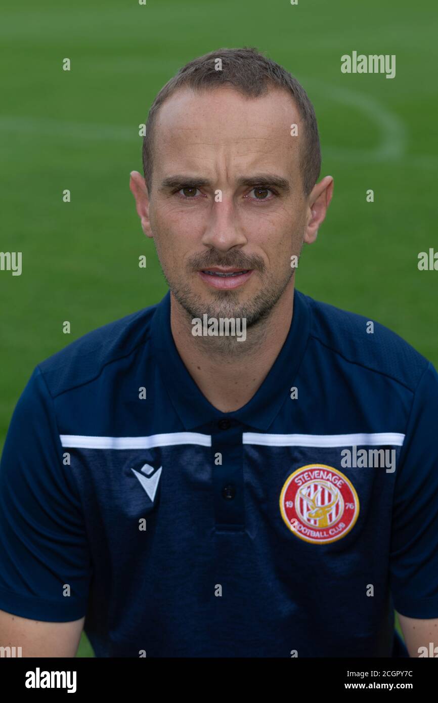 Entraîneur du club de football de Stevenage Mark Sampson Portrait officiel de la saison 2020/21 Banque D'Images