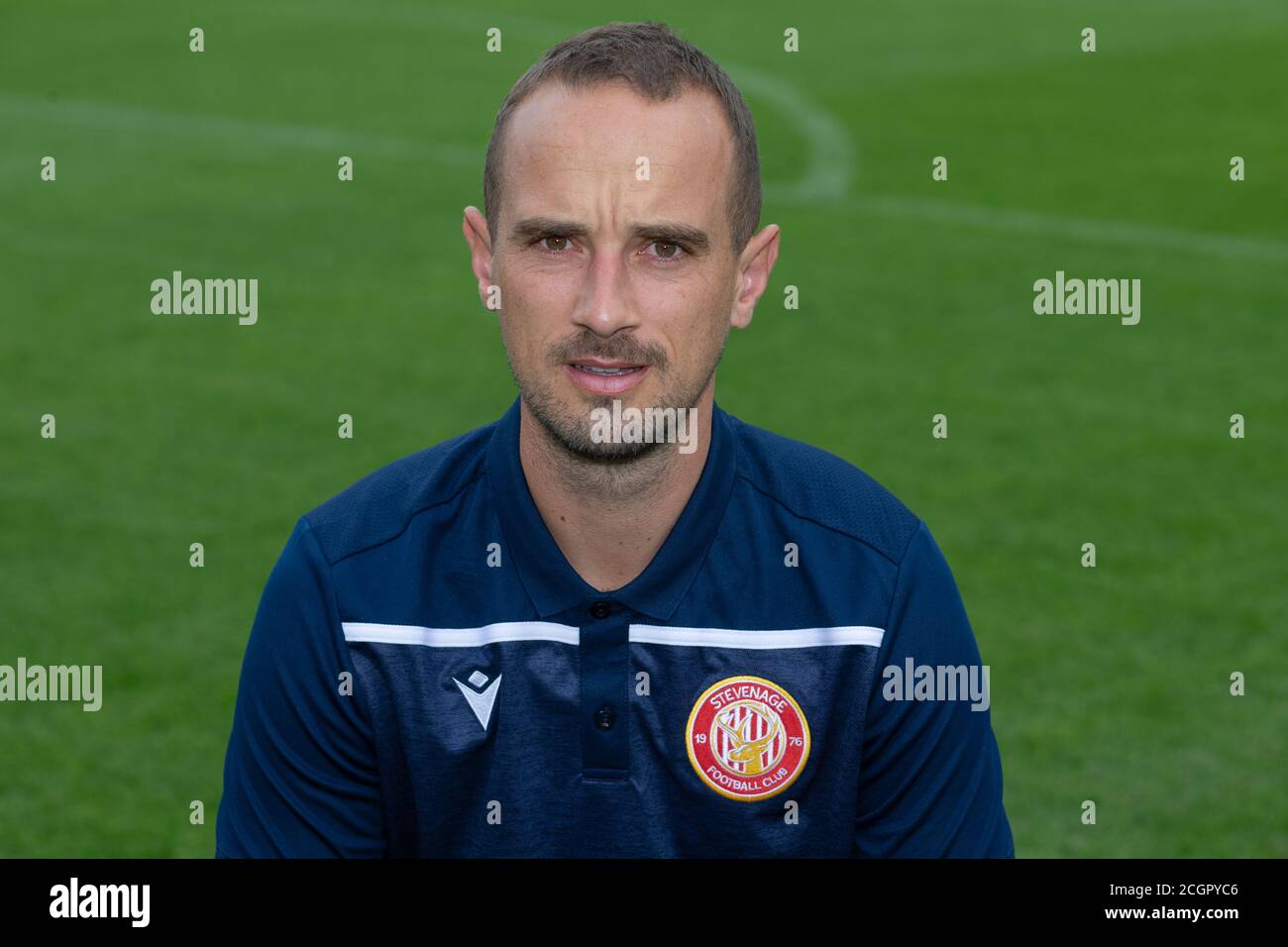 Entraîneur du club de football de Stevenage Mark Sampson Portrait officiel de la saison 2020/21 Banque D'Images