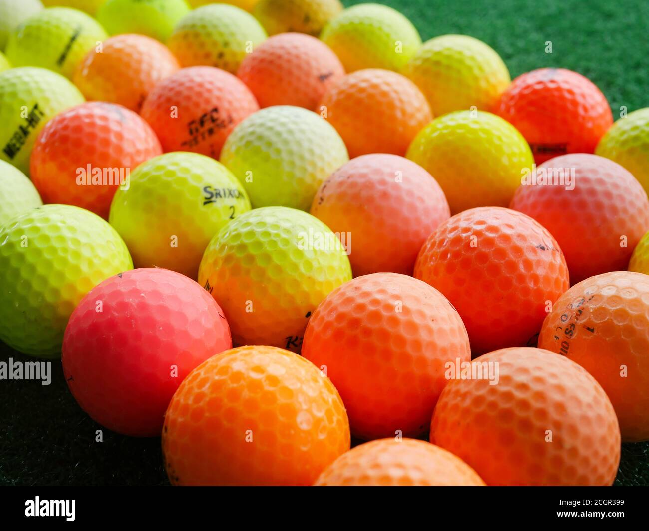 Balles de golf de couleur d'occasion de marques variées sur un terrain  d'exercice Photo Stock - Alamy