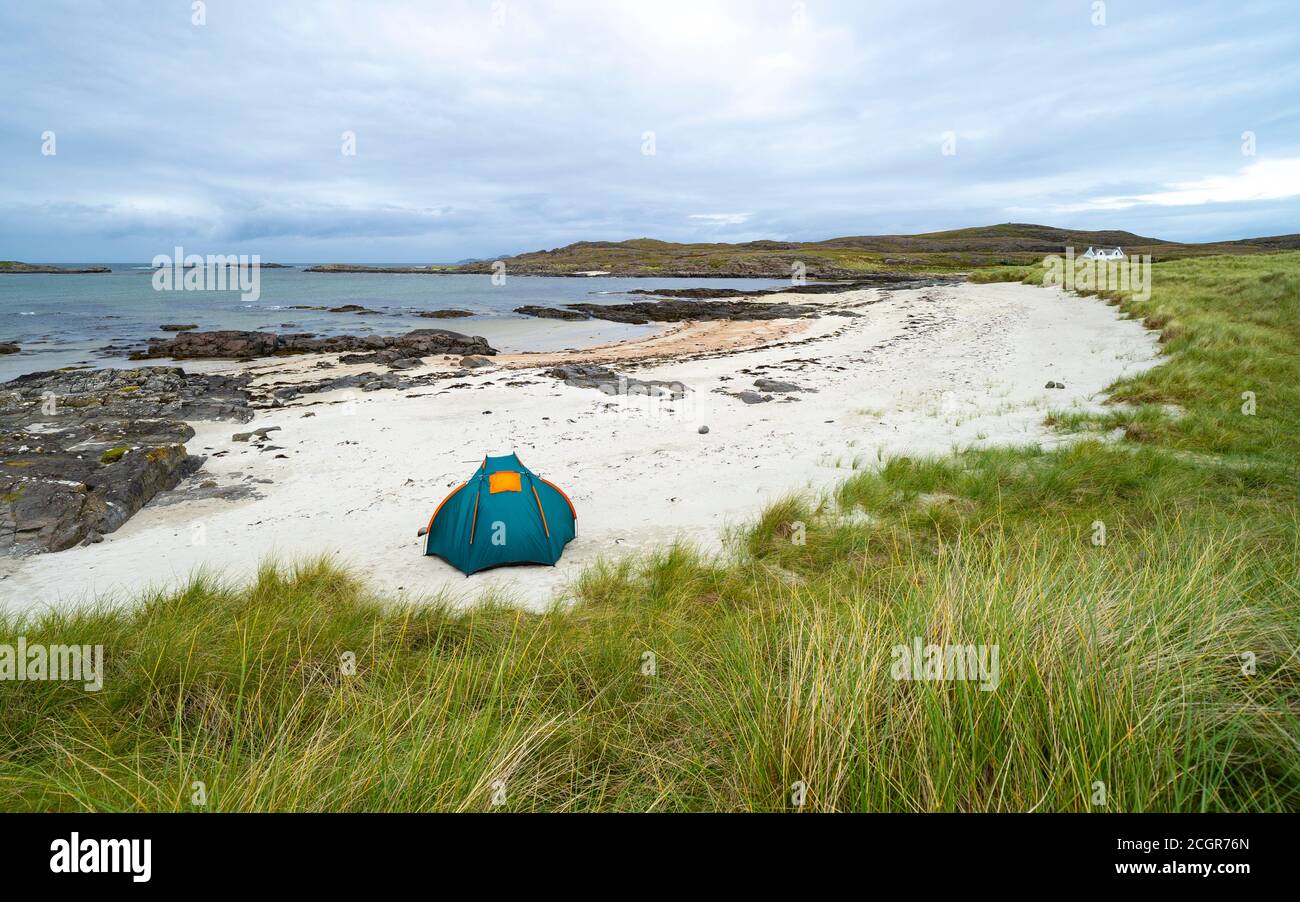Tente sur la plage à Sanna sur la péninsule d'Ardnamurchan , région des Highlands, Écosse, Royaume-Uni Banque D'Images