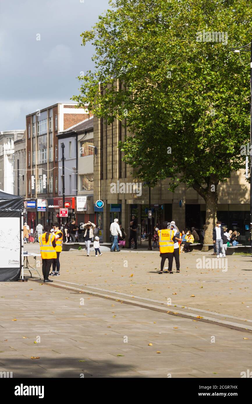 Les services du Conseil conseillent les passants à Bolton, dans le Grand Manchester, en vertu de la réglementation stricte sur le confinement de Covid-19 en septembre 2020. Banque D'Images