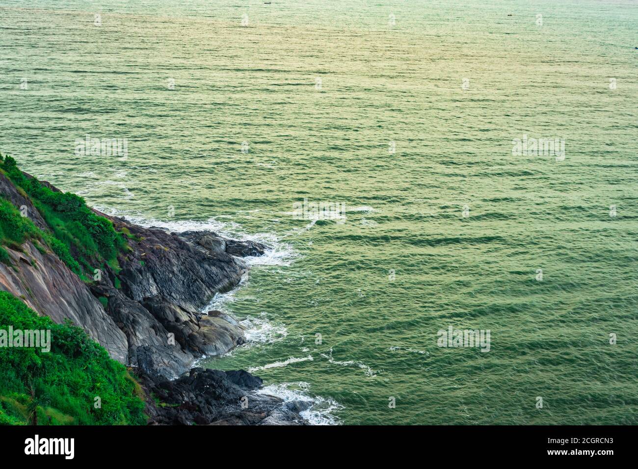 vue sur la falaise de la montagne avec le rivage de la mer le matin image est prise à gokarna karnataka inde. Banque D'Images