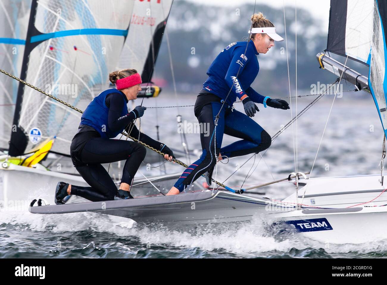 12 septembre 2020, Schleswig-Holstein, Kiel: Les 49er FX-marins Charlotte Dobson (r) et Saskia Tidey d'Angleterre sont sur le terrain dans les places de front lors d'une course à la 126ème Kieler Woche. Le Kieler Woche est considéré comme le plus grand événement de voile au monde et se termine le 13.09.2020. Photo: Frank Molter/dpa Banque D'Images