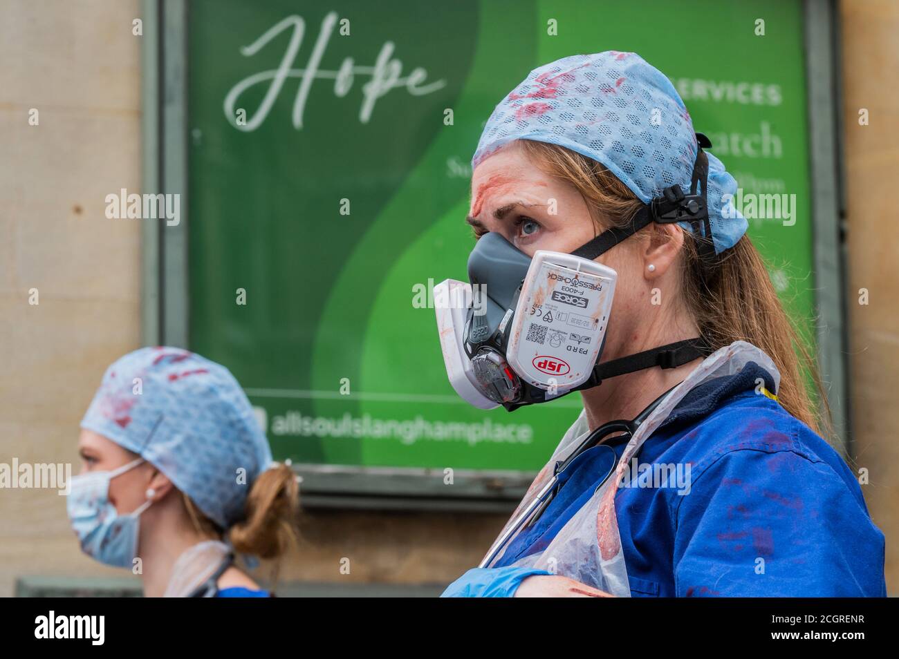 Londres, Royaume-Uni. 12 septembre 2020. Les travailleurs du NHS marchent pour une augmentation de salaire de 15% et pour souligner les 640 morts de collègues à la suite de la pandémie - pour laquelle ils croient que le gouvernement a du sang sur ses mains. Ils ont commencé à la BBC Broadcasting House et se sont rendus à Trafalgar Square. Crédit : Guy Bell/Alay Live News Banque D'Images