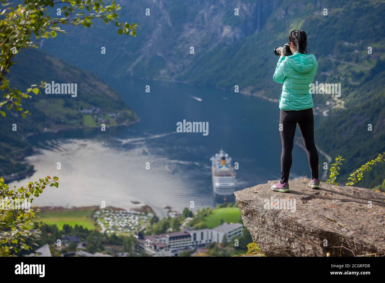 Fjord de Geiranger, Belle Nature Norvège panorama. Photographe Nature touriste avec appareil photo pousses. Banque D'Images